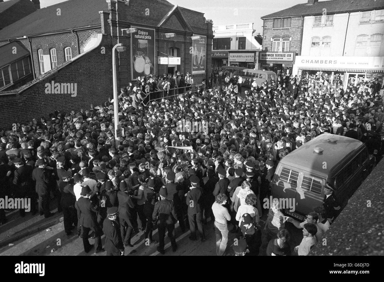 Les policiers tentent de contrôler une foule de partisans de Millwall à l'extérieur de la gare d'Upton Park à la suite d'un match contre West Ham. Six policiers ont été blessés et 70 personnes arrêtées après que des fans se soient affrontés dans la rue après le match, que West Ham a gagné 3-0. Banque D'Images