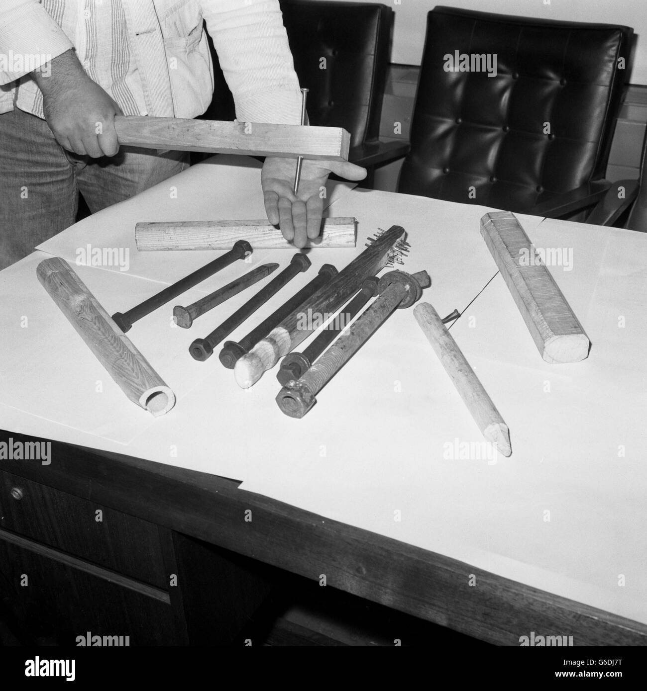 Au Scotland Yard, vous trouverez quelques-unes des armes que les supporters auraient abandonnées lors du match du West Ham contre Millwall à Upton Park. Six policiers ont été blessés et 70 personnes arrêtées après que des fans se soient affrontés dans la rue après le match. Banque D'Images