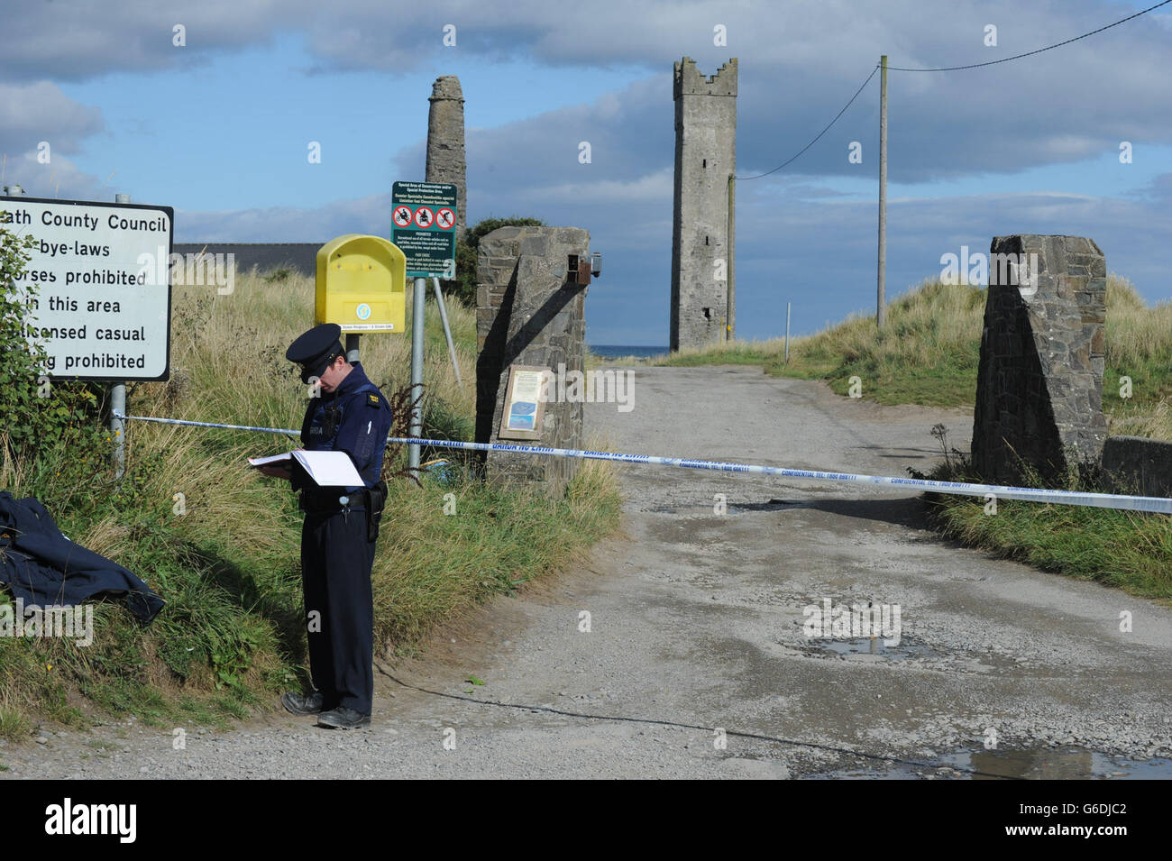 Corps trouvé sur la plage.A Garda sur la scène de Mornington Beach, près de Drogheda, comté de Meath où le corps d'un homme a été découvert. Banque D'Images