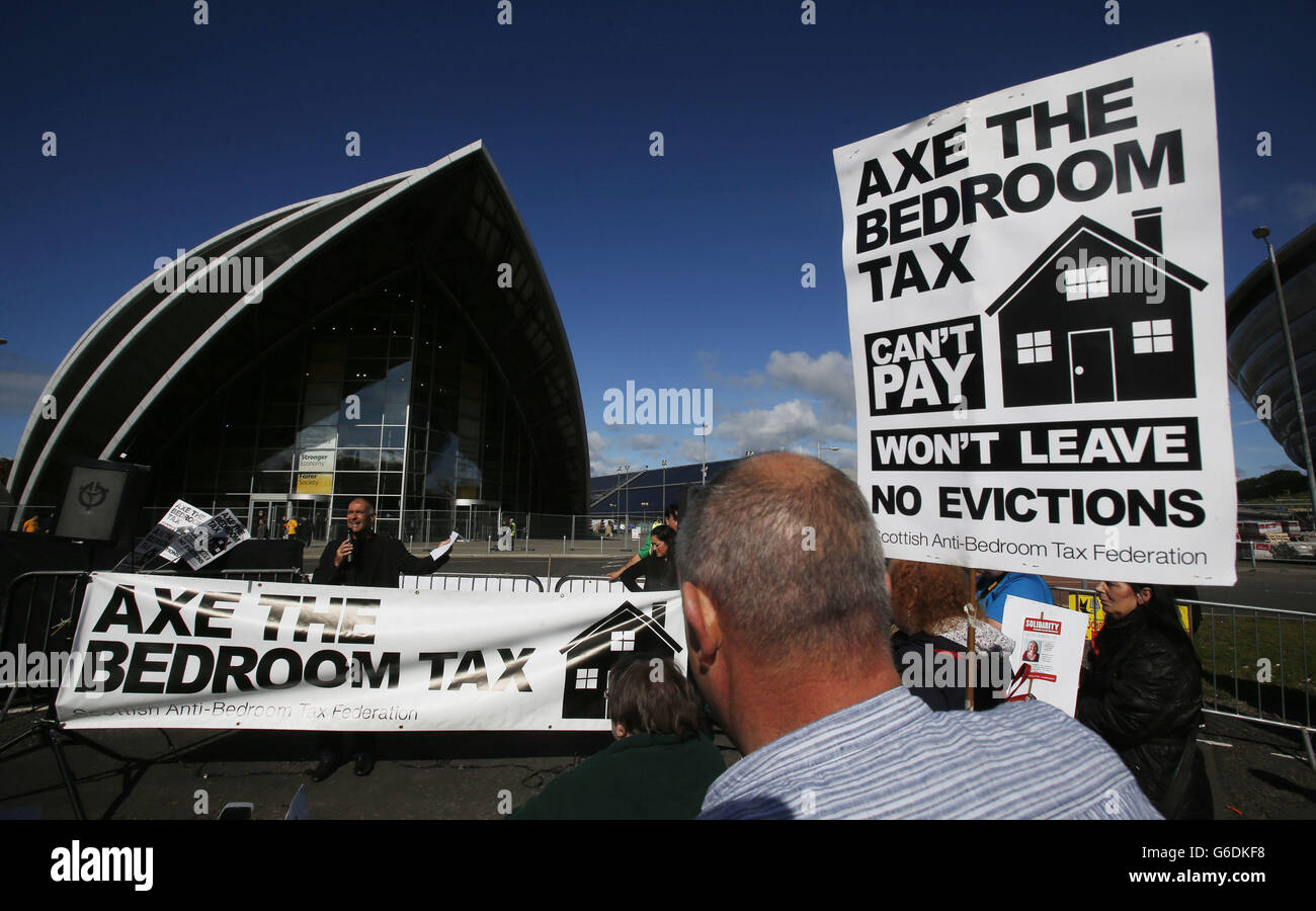 Une protestation contre les modifications apportées aux règles sur les prestations de logement en dehors de la conférence d'automne des libéraux-démocrates au Clyde Auditorium à Glasgow, en Écosse. Banque D'Images