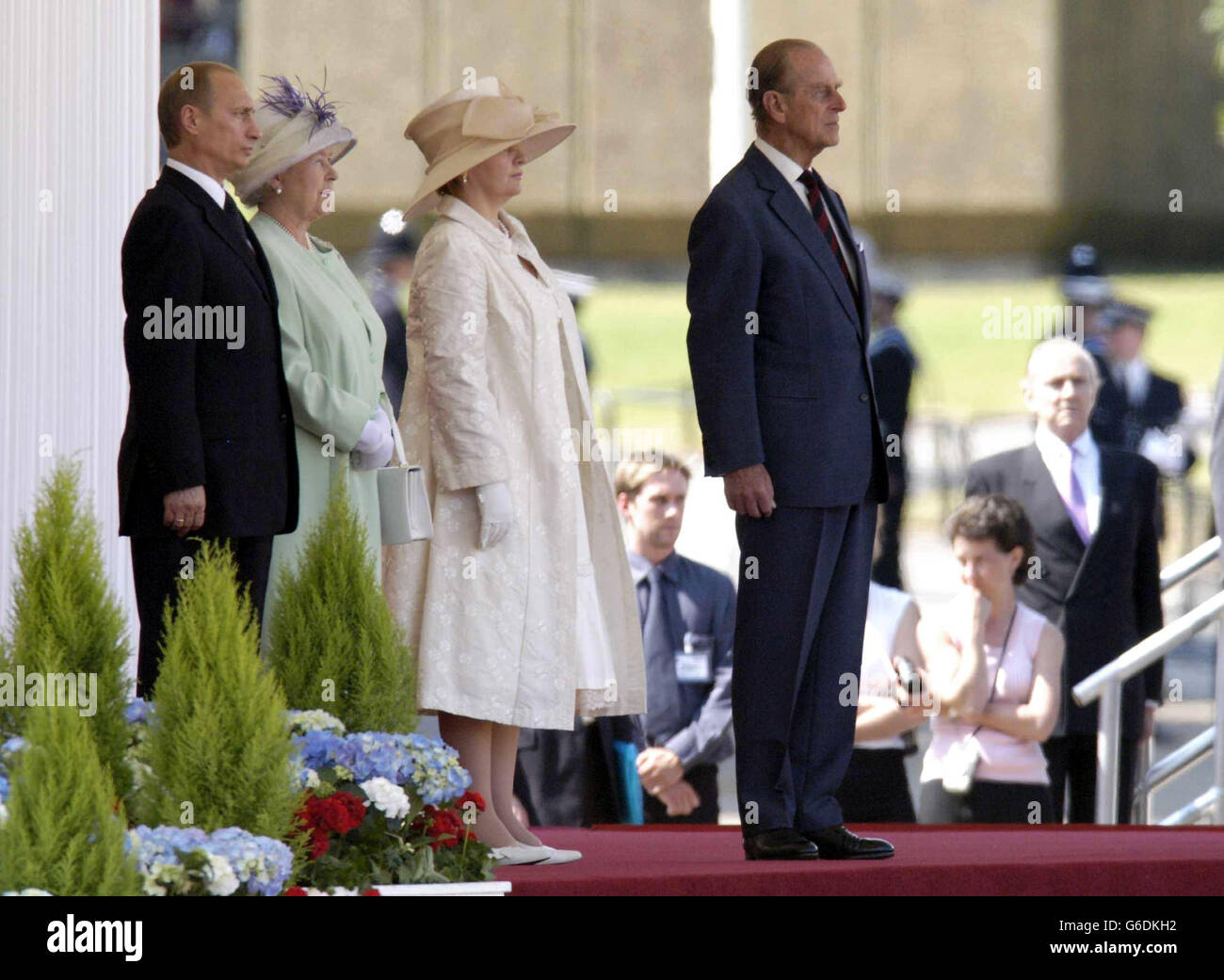 Le président Vladimir Poutine, la reine Elizabeth II, Lyudmila Poutine et le prince Philip inspectent les gardes du palais de Buckingham lors de la visite d'État des dirigeants russes. C'est la première visite d'État d'un dirigeant russe depuis les jours des Tsars. Banque D'Images