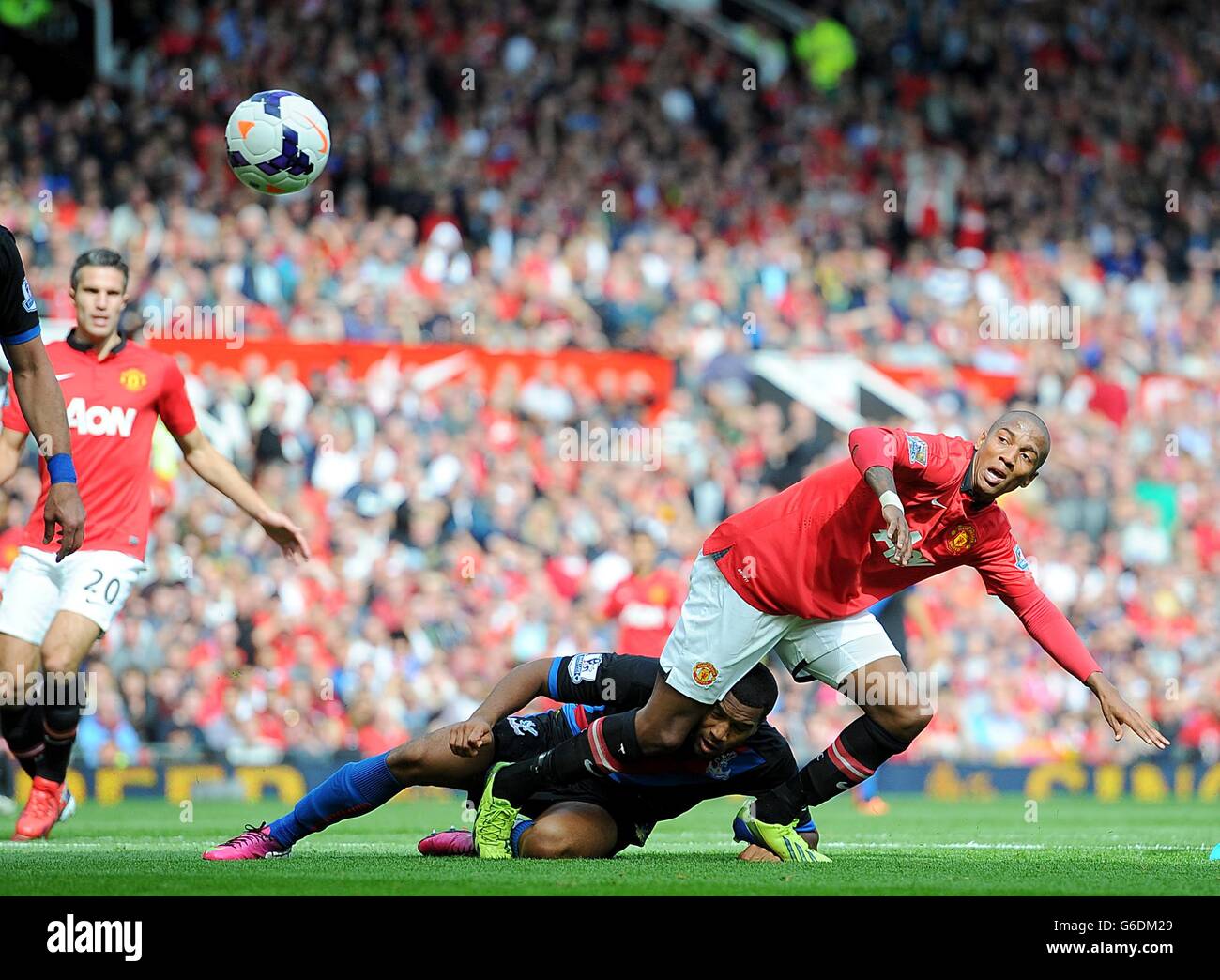 Football - Barclays Premier League - Manchester United / Crystal Palace - Old Trafford.Ashley Young, de Manchester United (à droite), a tiré sur la cible devant Adrian Mariappa, de Crystal Palace Banque D'Images