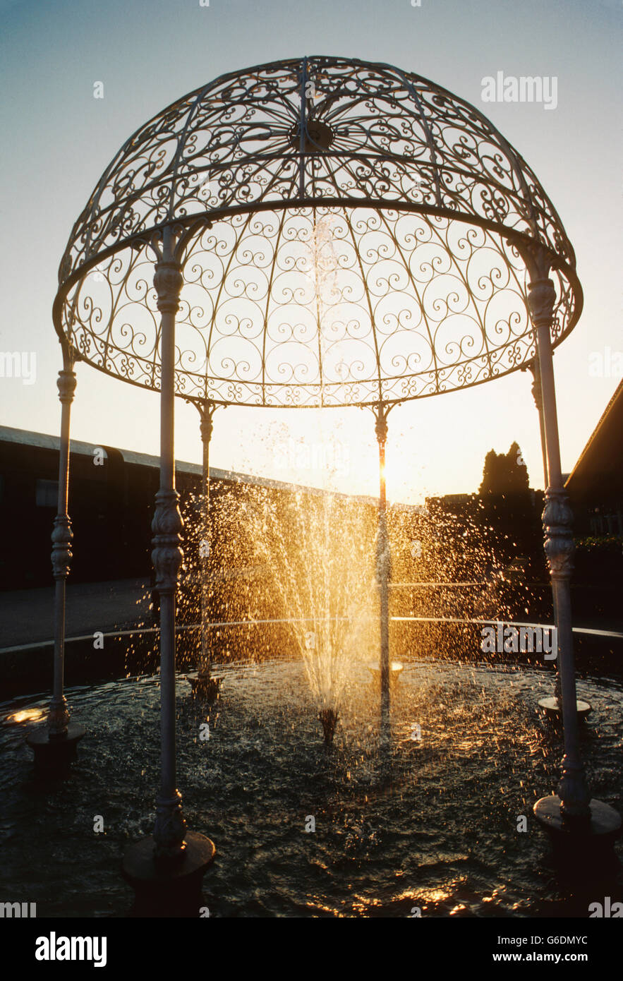 Vue du coucher de soleil en contre-jour de fontaine décorative Banque D'Images
