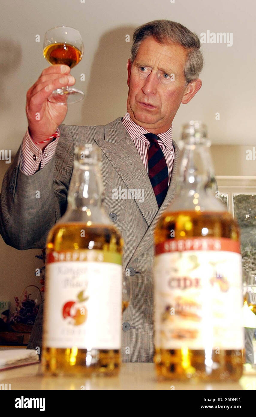 Le Prince de Galles prend un coup d'œil avant de déguster un verre de cidre au centre agricole de cidre de Sheppy, à l'extérieur de Taunton Somerset, le vendredi 4 juillet 2003.Il a également été montré autour d'un musée de la vie rurale, abritant des outils de fabrication d'antiquités agricoles et de cidre. Banque D'Images