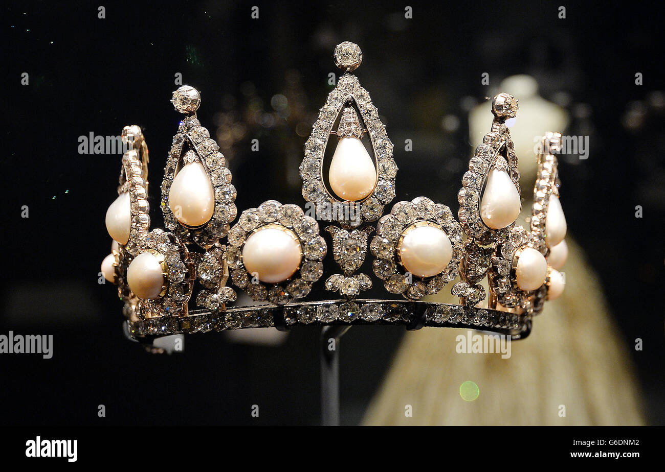 La Roseberry Pearl and Diamond Tiara qui a été donnée à Hannah de Rothschild comme cadeau de mariage en 1878, qui fait partie de l'exposition Pearls qui ouvre au V&A Museum le 21 septembre. Banque D'Images