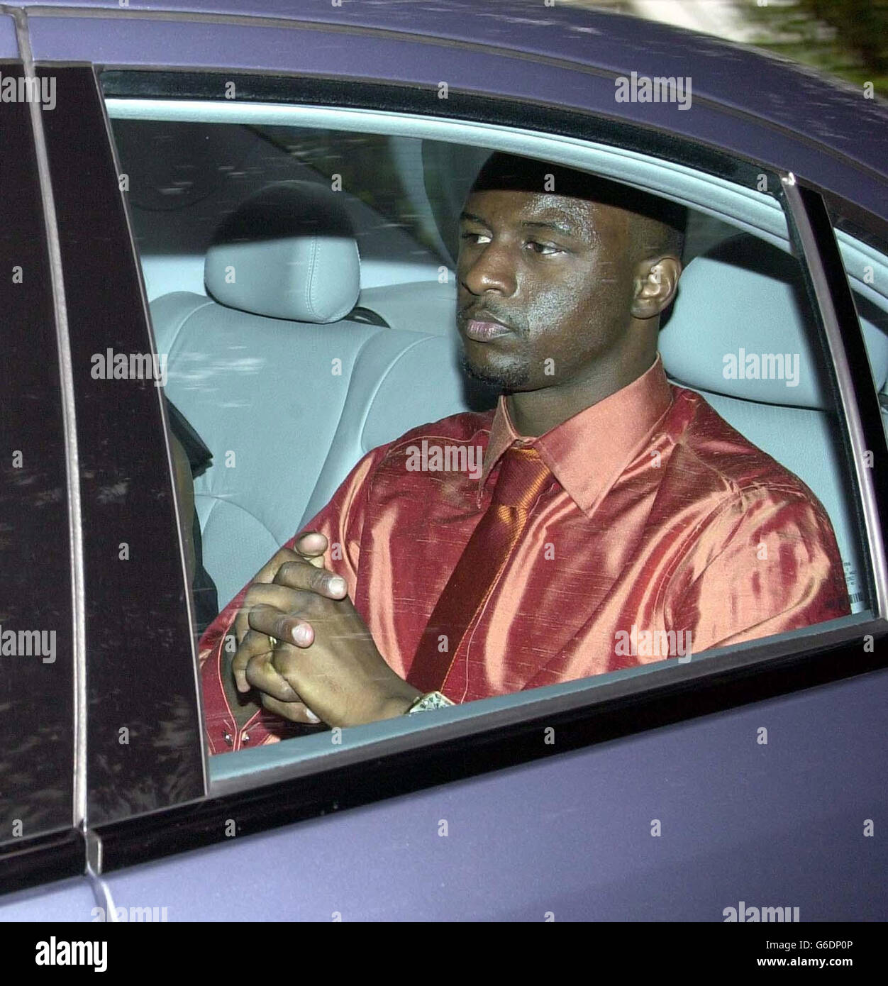 Le capitaine d'arsenal Patrick Vieira arrive au château de Highclere à Newbury, Berkshire pour le mariage de Thierry Henry. L'attaquant d'Arsenal, âgé de 25 ans, a loué le manoir victorien Highclere Castle pour le mariage avec le modèle anglais Nicole Merry - la star de sa récente publicité Renault Clio. Banque D'Images