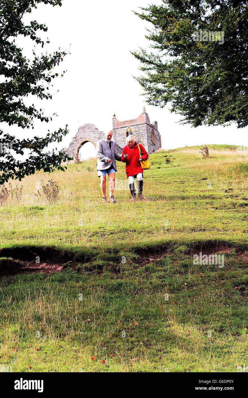 Michael Eavis, fondateur du festival Glastonbury, marche avec AJ Webber à l'ombre de Burrow Mump, une colline et un site historique surplombant le village de Burrowbridge sur les niveaux Somerset, tandis que M. Eavis a lancé un fonds de combat pour sauver les niveaux Somerset des inondations. Banque D'Images