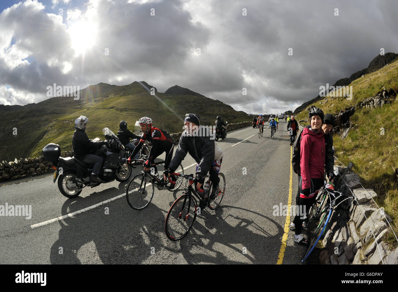 Les amateurs de cyclisme descendent du sommet de Pen-Y-Pass après la quatrième étape du Tour de Grande-Bretagne de Stoke à Llanberis en 2013. Banque D'Images