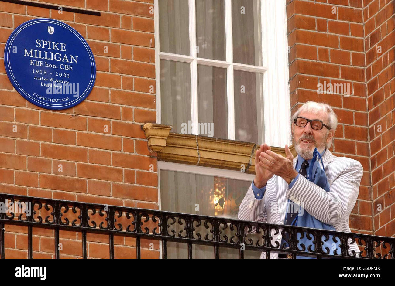 Acteur Eric Sykes au 9 Orme Fermer à Londres après le dévoilement de la plaque bleue Comic Heritage à l'ancienne demeure du comédien Spike Milligan. Banque D'Images