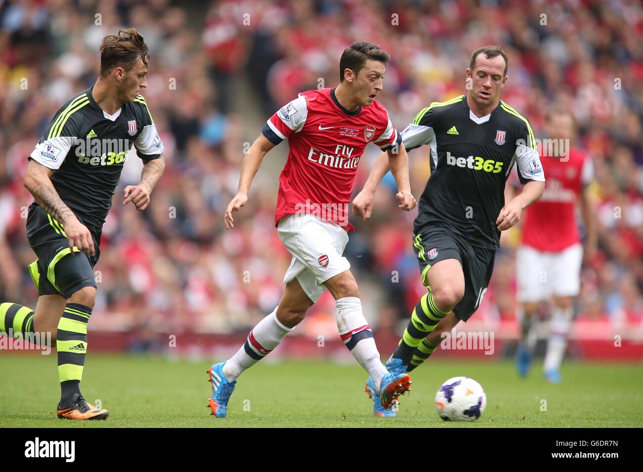 Mesut Osil d'Arsenal en action comme le regarde Charlie Adam (à droite) de Stoke City Banque D'Images