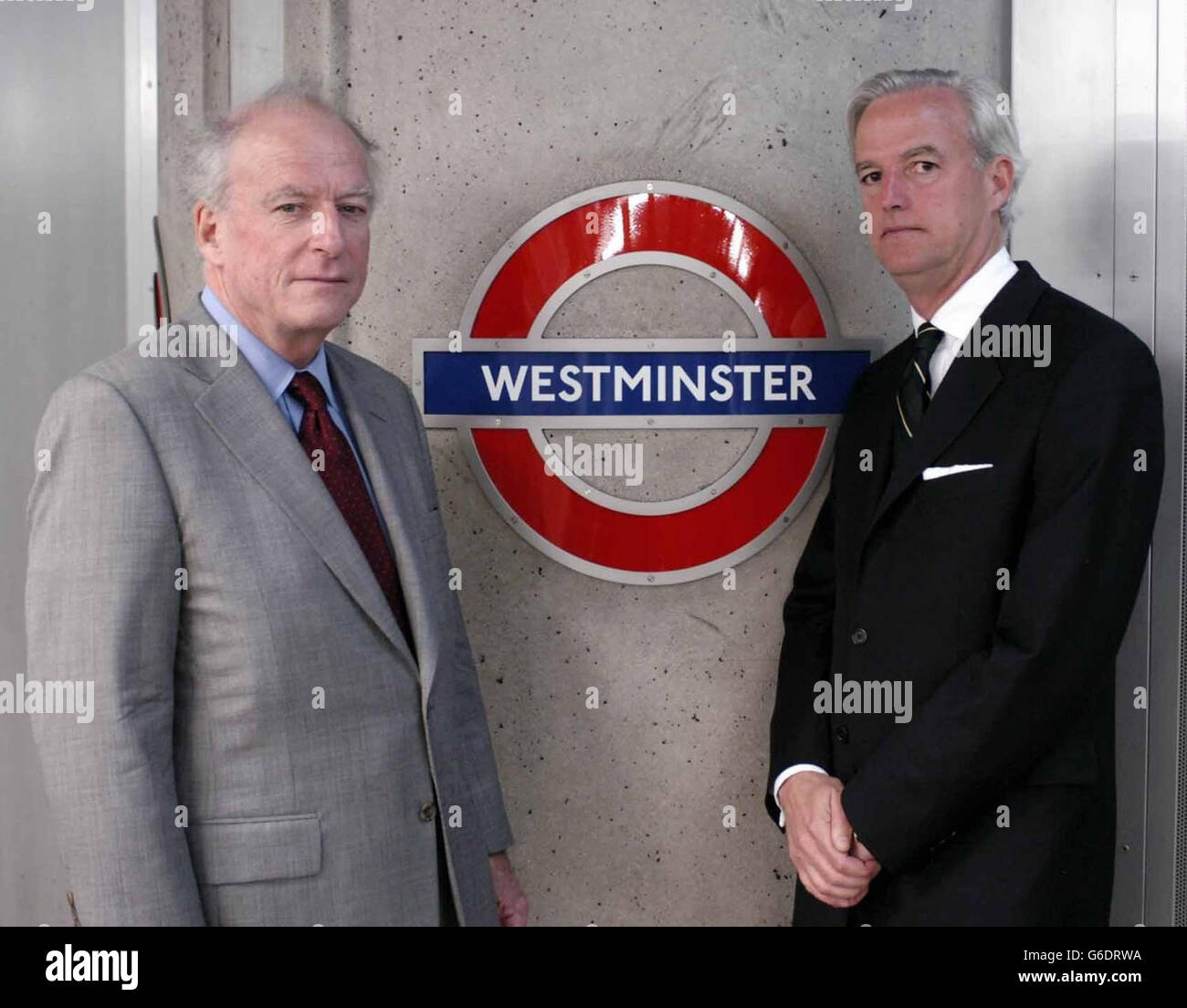 Le commissaire aux transports de Londres, Bob Kiley (à gauche) et le directeur général du métro de Londres, Tim O'Toole, sur la plate-forme de la station de métro Westminster.* ils étaient là pour marquer la remise officielle, à partir de minuit ce soir, de la gestion du métro du gouvernement au transport pour Londres. Banque D'Images