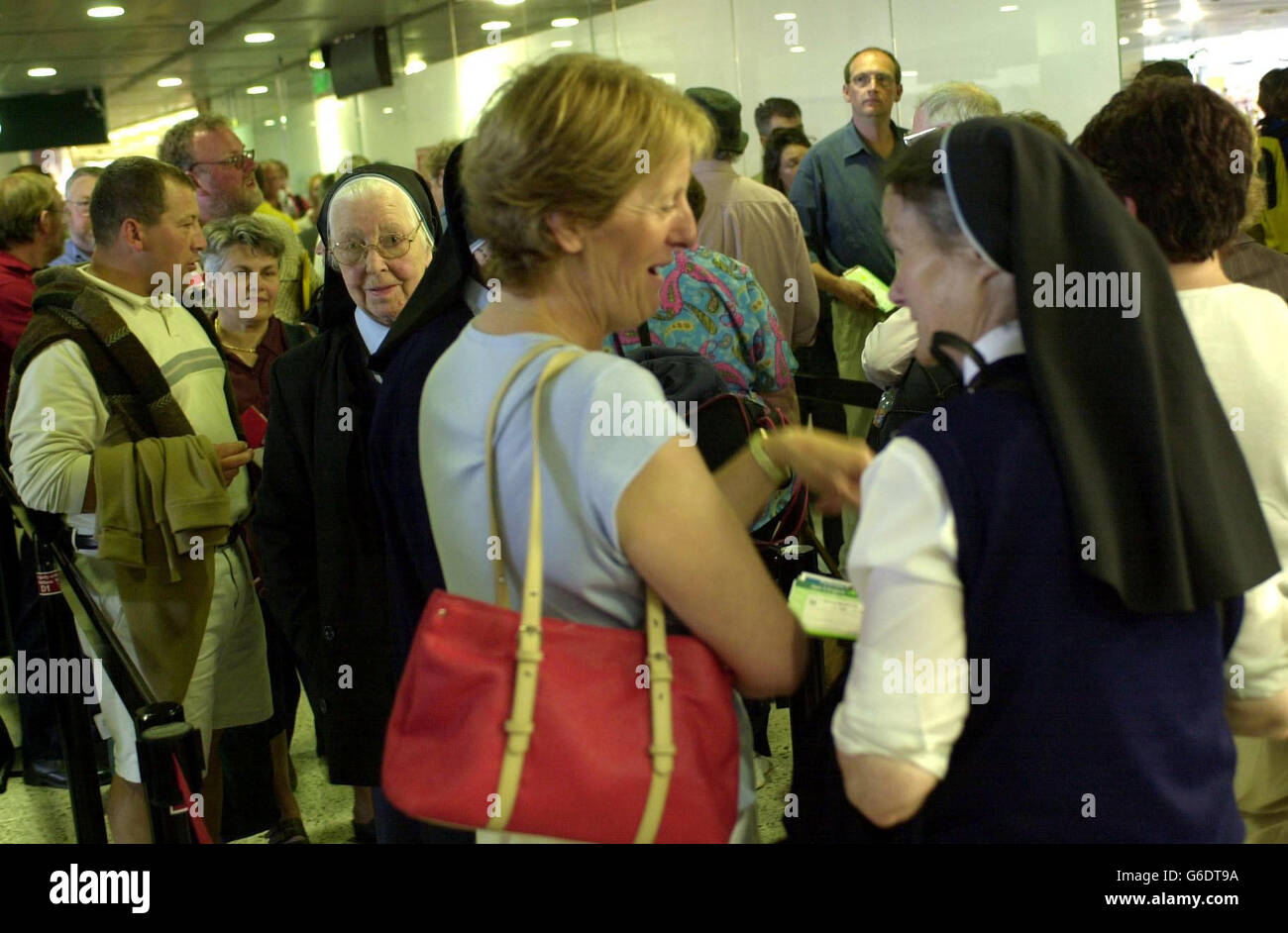 Les passagers qui attendaient à l'aéroport de Dublin.les voyageurs qui passaient par les aéroports irlandais ont été confrontés à des perturbations alors que les membres du syndicat se sont réunis pour discuter des plans du gouvernement visant à scinder l'organisme d'exploitation des aéroports du pays. *..des milliers de passagers étaient susceptibles d'être touchés, car les réunions syndicales ont eu lieu à l'une des périodes les plus achalandées de l'année. Des pourparlers ont eu lieu après que le ministre irlandais des Transports, Seamus Brennan, ait annoncé des plans pour démanteler Aer Rianta et le remplacer par trois conseils distincts pour gérer les aéroports de Dublin, Cork et Shannon. Banque D'Images