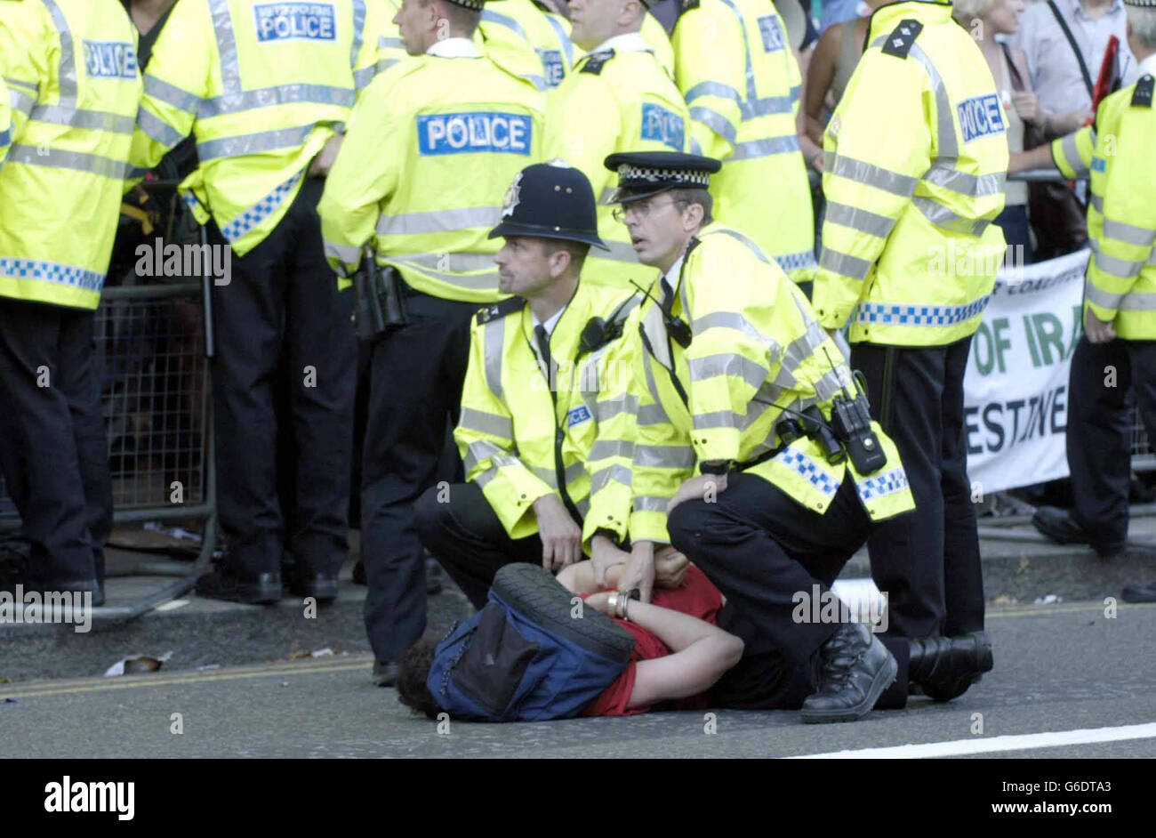 Le manifestant est brigé par la police lors d'une manifestation devant les portes de Downing Street, Londres, avant l'arrivée du Premier ministre israélien Ariel Sharon. Banque D'Images