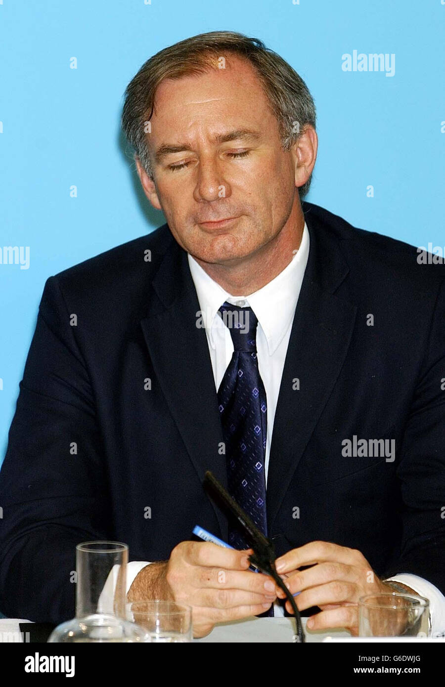 Geoff Hoon, secrétaire à la Défense, lors d'une conférence de presse avec des membres de la nouvelle administration iraquienne, au bureau des affaires étrangères. Le secrétaire à la Défense, Geoff Hoon, et le secrétaire aux Affaires étrangères, Jack Straw, ont été confrontés à des questions sur l'affaire Kelly. * les deux hommes ont refusé de discuter de la question malgré un barrage d'enquêtes. M. Straw a insisté sur le fait qu'il n'avait rien d'autre à ajouter, tandis que M. Hoon a déclaré : « Je pense qu'il est très important de faire preuve de respect envers nos clients et de poser des questions sur leur visite ici plutôt que de traiter d'une enquête à laquelle je donnerai des preuves en temps voulu. » Banque D'Images