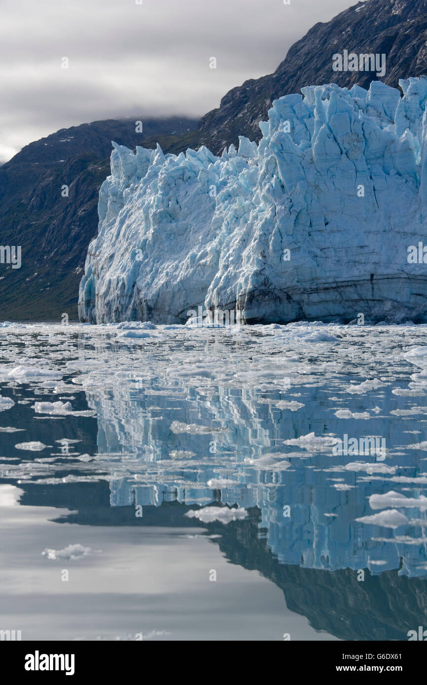 USA, Alaska, Glacier Bay National Park, Margerie Glacier reflète dans iceberg-remplie d'entrée d'eaux de Tarr sur matin d'automne Banque D'Images