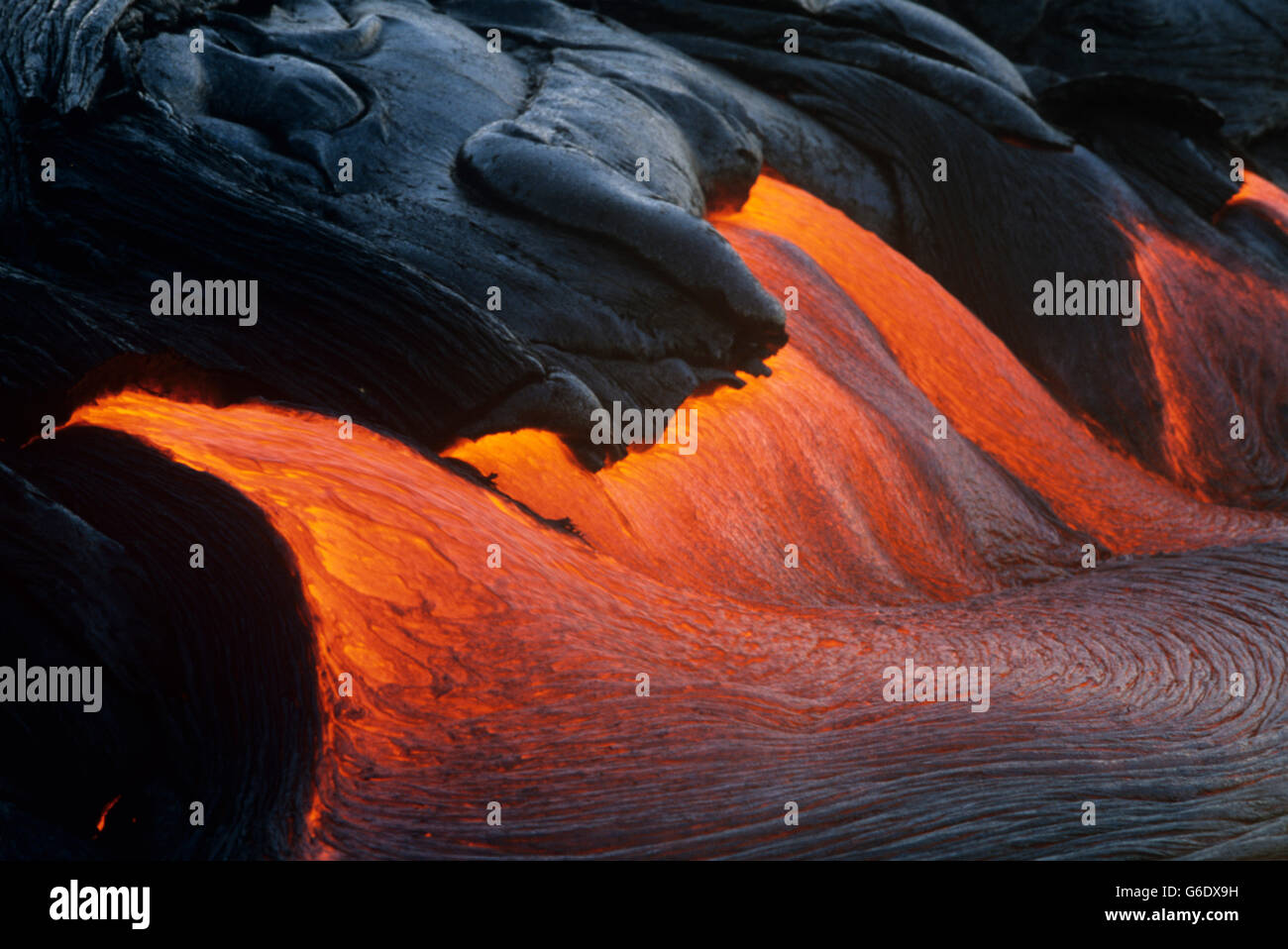 USA, Hawaii Volcanoes National Park, flux lumineux, de lave en fusion se déverse éclate au cours d'éruption du volcan Kilauea Banque D'Images