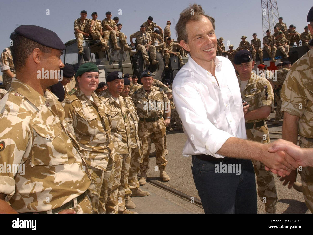 Le Premier ministre Tony Blair rencontre des troupes dans le port d'Umm Qasr. M. Blair est arrivé en hélicoptère Chinook après un vol de 15 minutes au départ de Basra pour voir les militaires britanniques qui ont capturé et tenu le seul port maritime de l'Iraq. * .. Ce port, aujourd'hui géré par stevedore Services of America, est une porte d'entrée vitale pour l'aide et l'approvisionnement et est crucial pour l'avenir de l'Irak en tant que nation commerçante. Banque D'Images