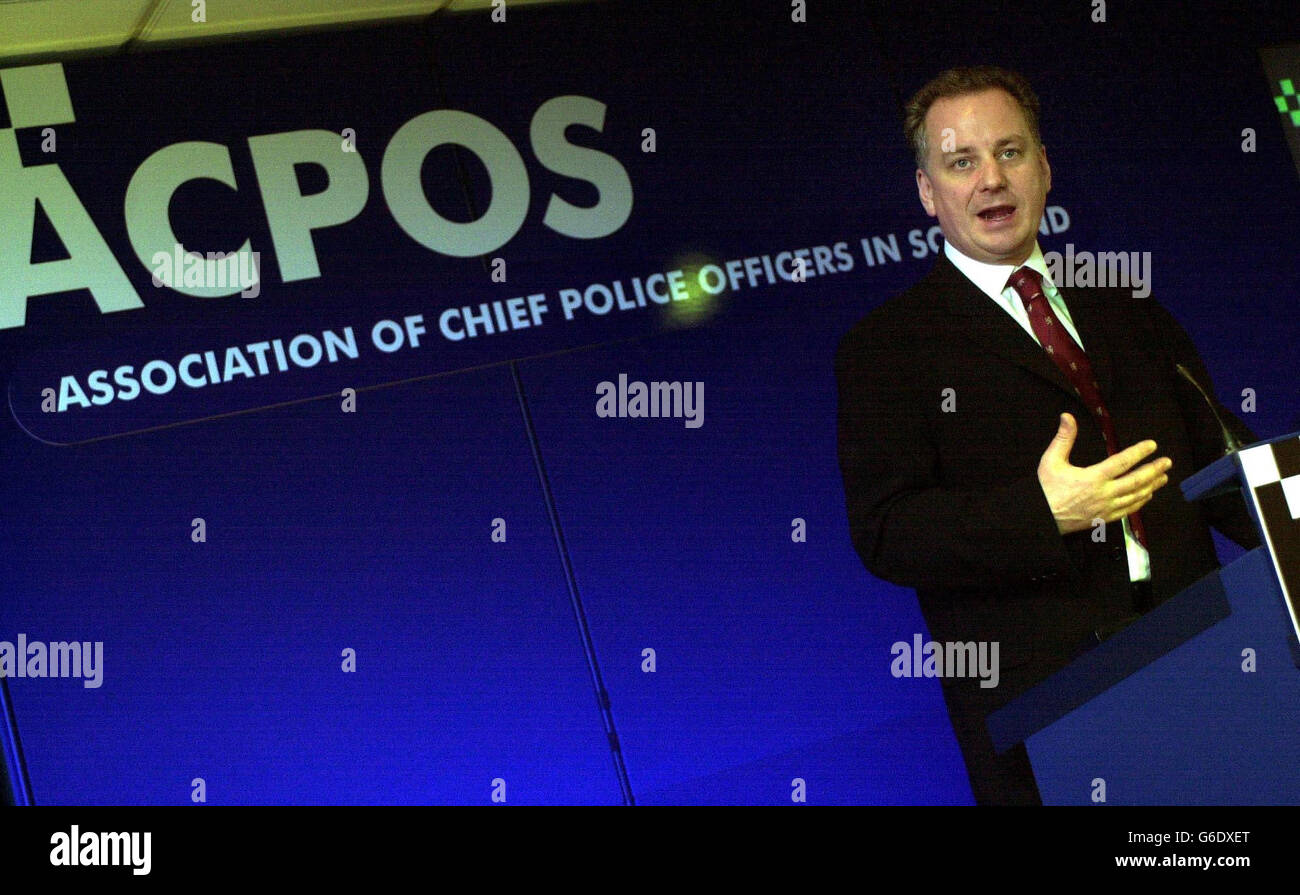 Le Premier ministre écossais Jack McConnell s'exprime à l'occasion de la conférence annuelle de l'Association des officiers de police en chef de l'Écosse (A.C. EFC) à l'hôtel Dunblane Hilton, à Dunblane. * McConnell a défendu aujourd'hui son projet de loi de droit et d'ordre et a exhorté la police, les autorités locales et les services de travail social à travailler ensemble pour retourner autour des «années de négligence et d'échec» et de fournir un meilleur service à la population de l'Ecosse. Au total, 14 nouveaux projets de loi seront présentés par le Parlement écossais au cours des 12 prochains mois, la priorité étant accordée à la criminalité et aux comportements anti-sociaux. Banque D'Images