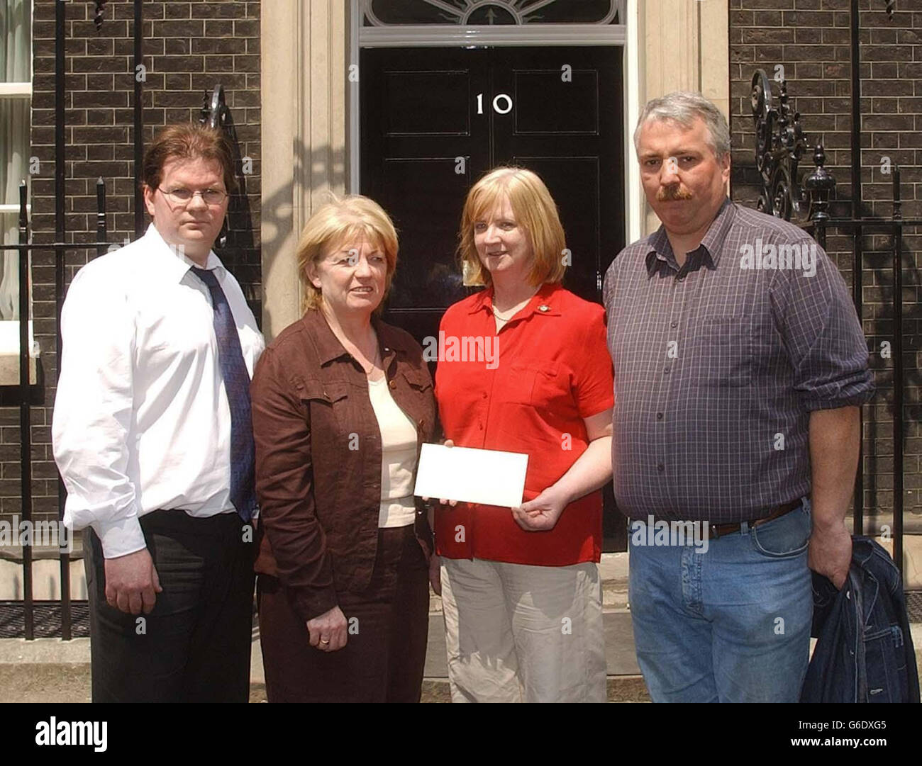 (Gauche-droite) Jim Redmond, secrétaire général de la Connolly Association, Dodie McGuinness Sinn Fein représentant en Angleterre, Marie Winne militante pour la Wolfe Tone Society et Peter Middleton Coordinatrice pour la Wolfe Tone Society tiennent une manifestation devant Downing Street à Londres, ... De demander le rétablissement des élections en Irlande du Nord. Le processus de paix en Irlande du Nord pourrait se départir de tout contrôle si le Premier ministre Tony Blair ne convoque des élections urgentes à l'Assemblée, a averti le président de Sinn Fein Gerry Adams. Banque D'Images