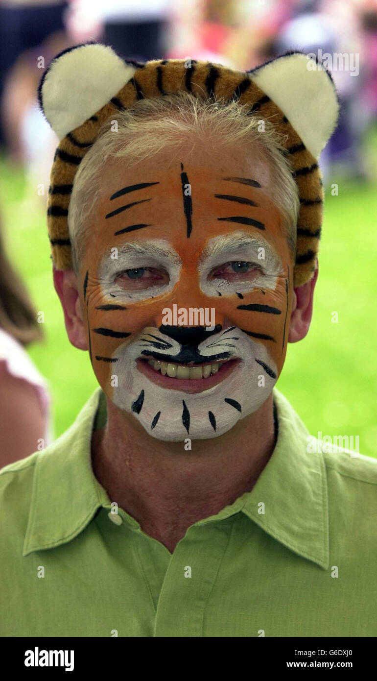 L'ancien criketer d'Angleterre David Gower a son visage peint à Marwell Zoological Park, Hampshire, alors que le zoo a lancé la campagne de l'Association européenne des zoos et Aqauria (EAZA).* l'argent recueilli par la campagne va aller à plusieurs projets de tigre dans la nature et aidera à sauver ces animaux rares et en danger. Banque D'Images