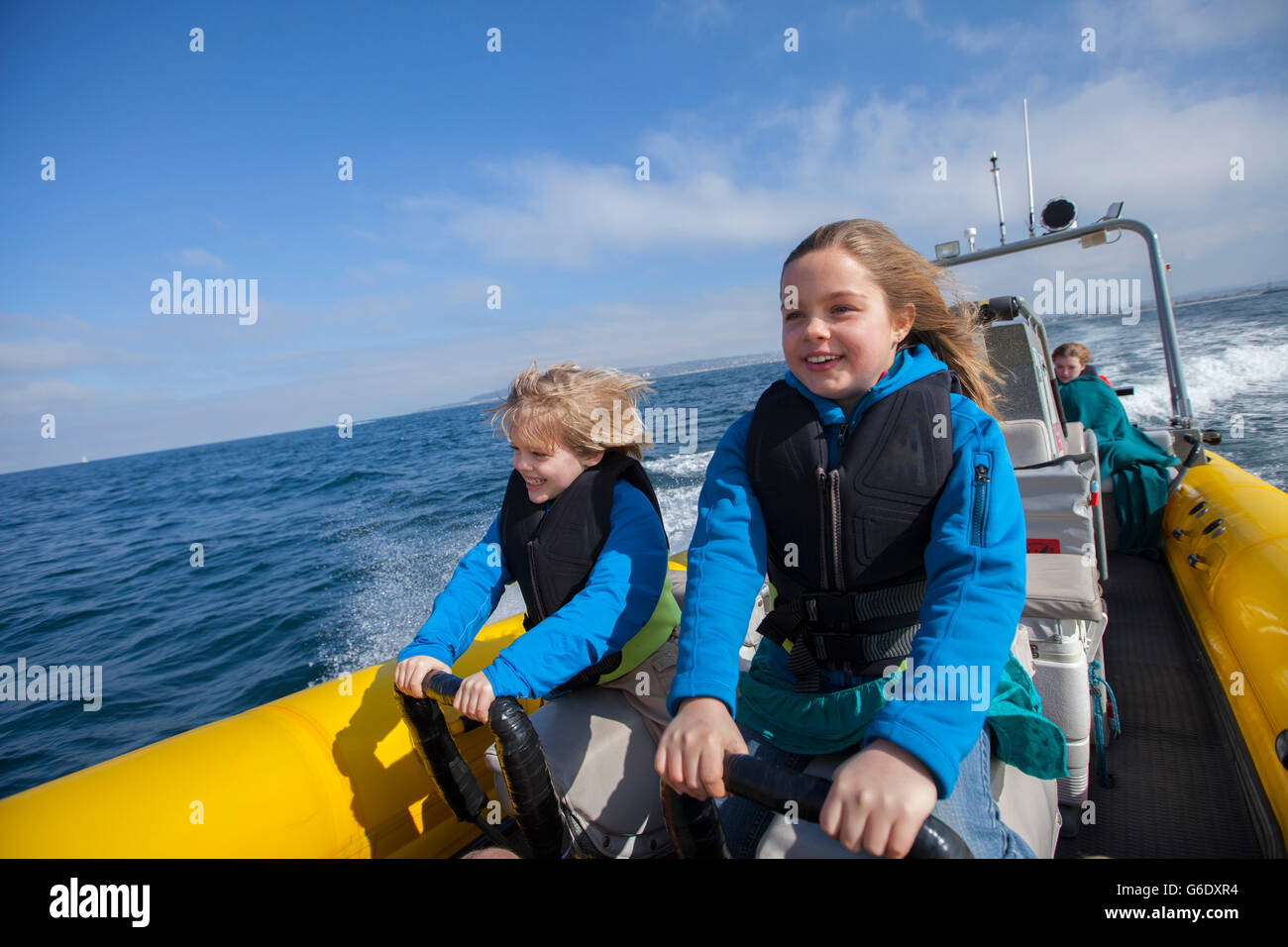 Deux enfants aimant le plaisir de la balade avec le capitaine Russell Moore de Xplore, au large des côtes de l'océan d'origine de San Diego-rafting pourvoyeur. La Californie. Banque D'Images