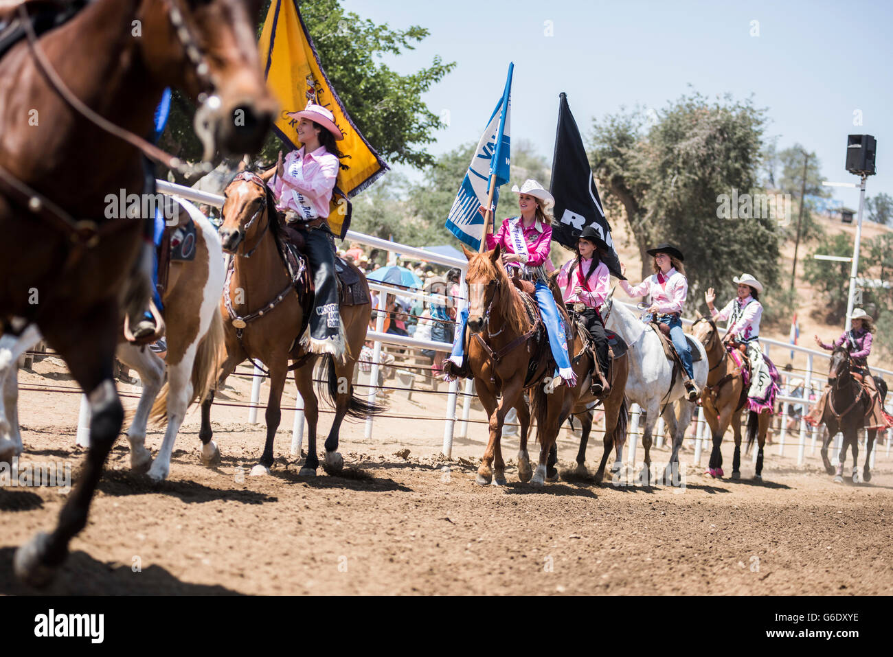 Cowgirls montent leurs chevaux au cours d'une procédure à l'Woodlake Lions in Woodlake, en Californie le 10 mai 2015. Banque D'Images