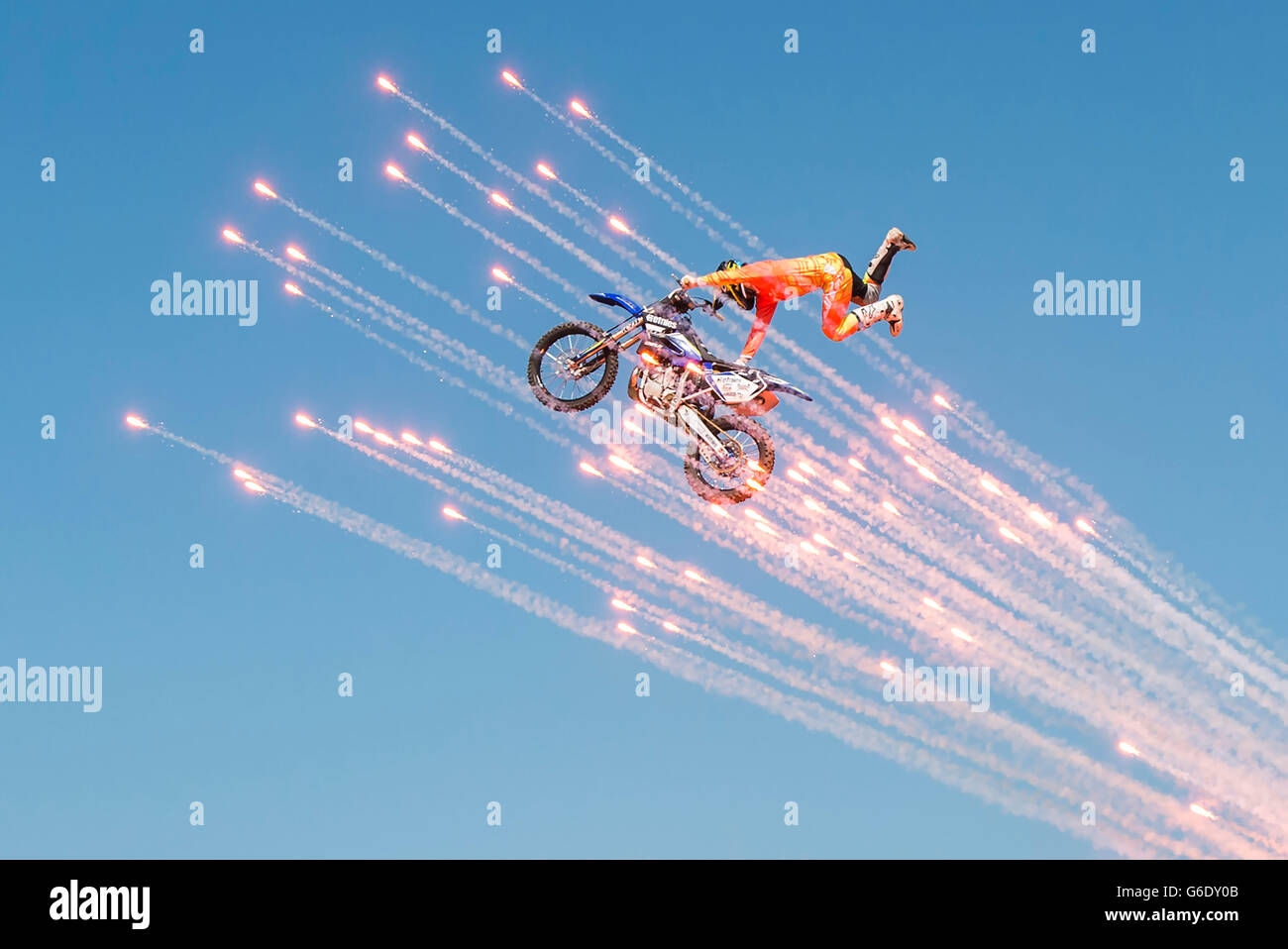Un stunt rider motocross ne manoeuvre aérienne que Fireworks exploser autour de lui lors de la finale de l'Woodlake Lions in Woodlake, en Californie le 10 mai 2015. Banque D'Images