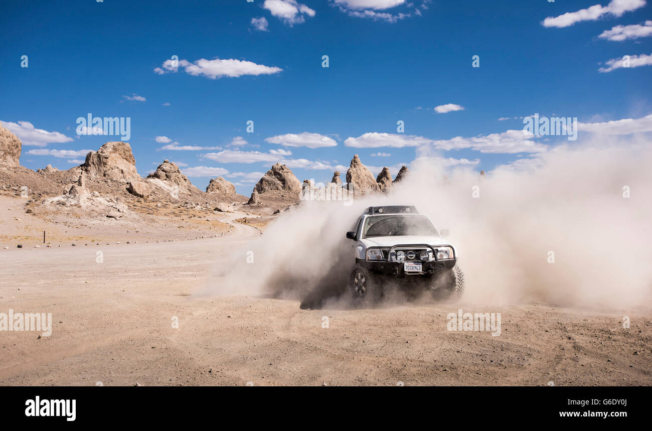 Un SUV souffle un grand nuage de poussière et de saletés tout en faisant tourner des beignes dans le stationnement de la Trona Pinnacles, dans Trona, Californie, le 7 juin 2015. Banque D'Images