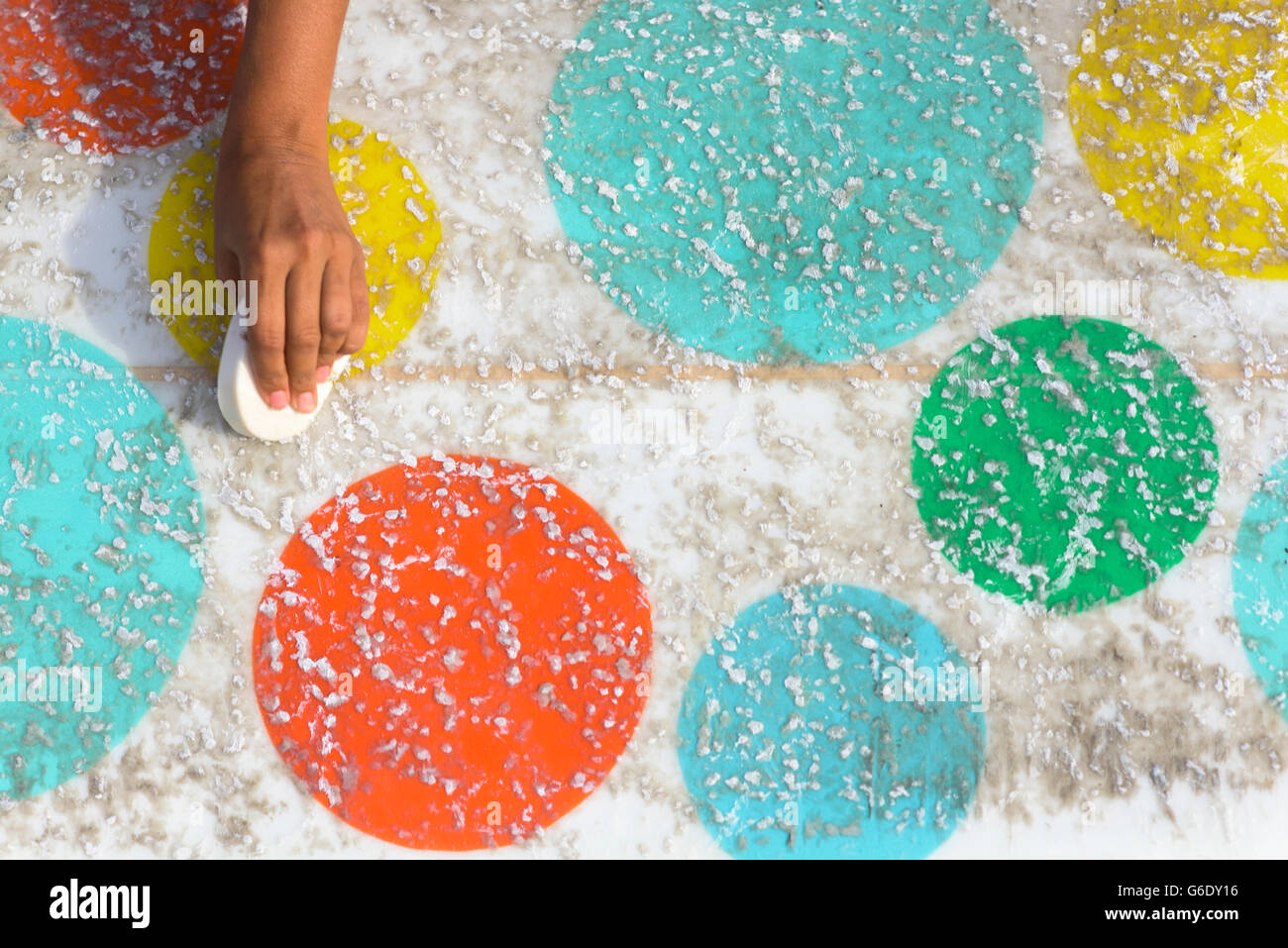 Vanessa Yeager son Longboard surf cires colorées à Newport Beach, Californie Banque D'Images