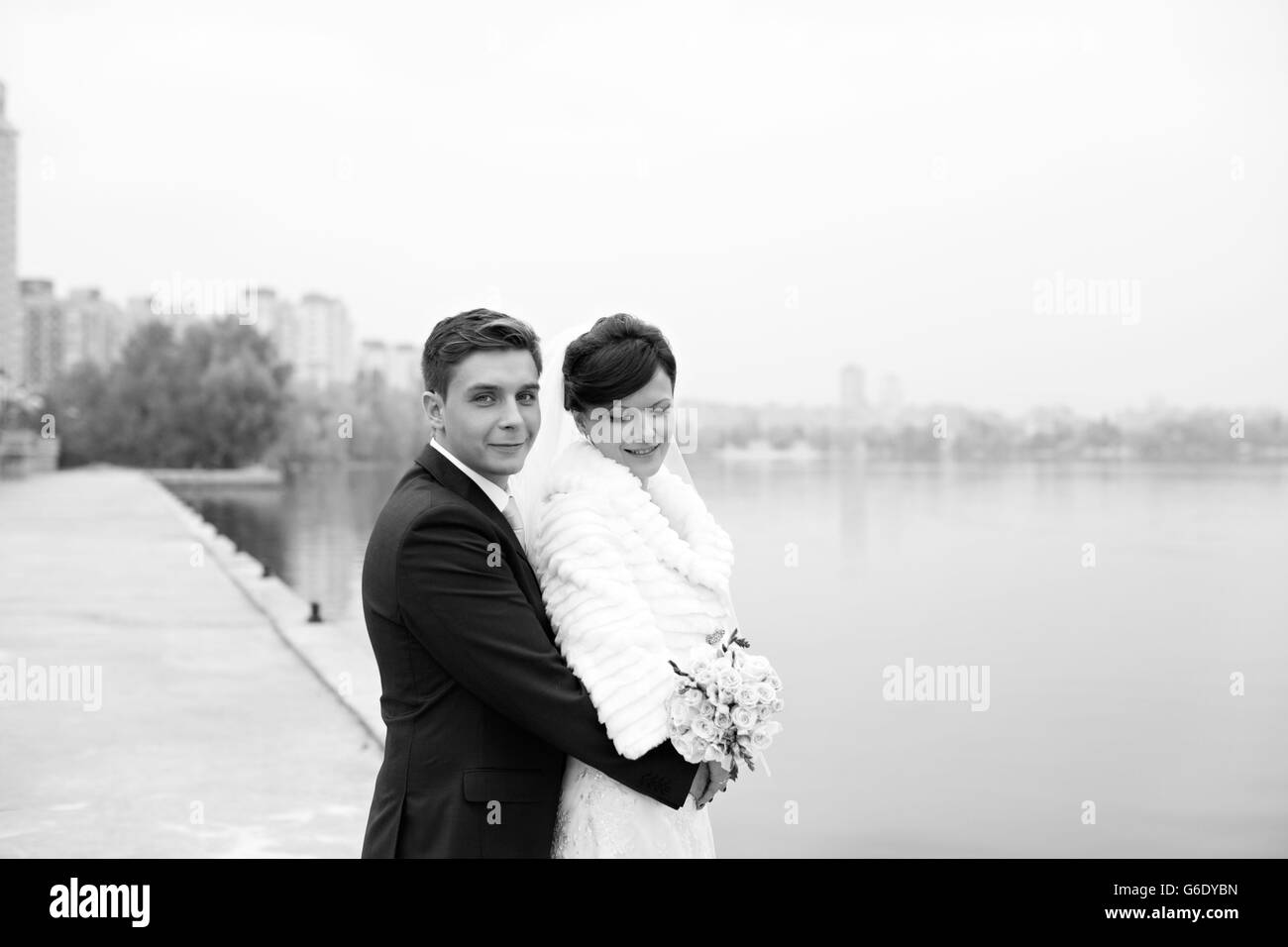 Étreinte douce mariée et le marié Banque D'Images