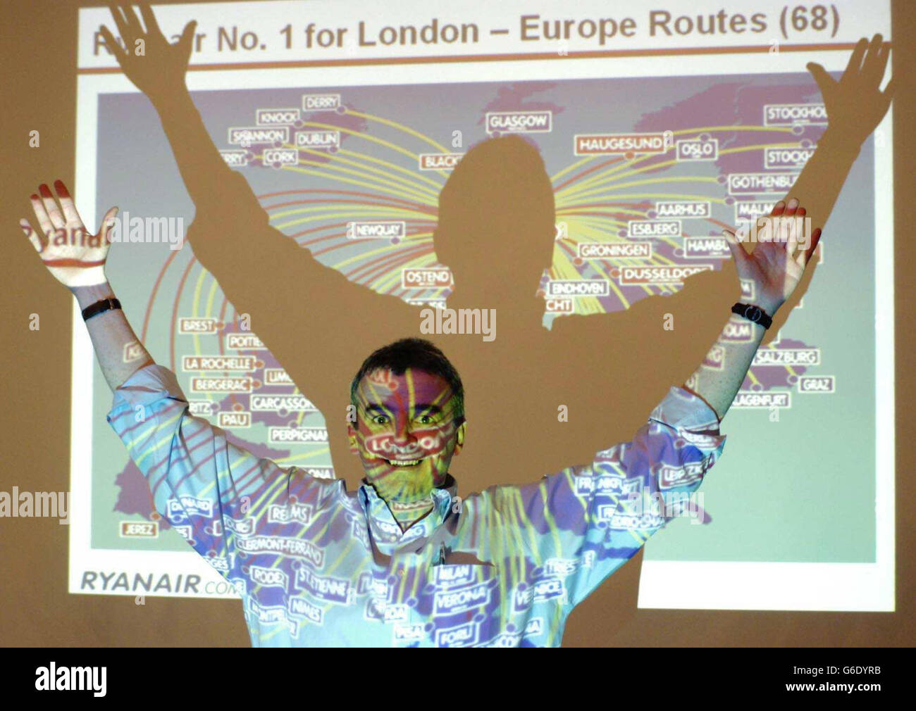 Michael O'Leary, chef de la direction de Ryanair, annonce les résultats annuels de la société à Londres. Le transporteur à faible coût a réalisé un bénéfice après impôts de 239.4 millions d'euros (environ 172 millions) en 2002-03. * il s'agit d'une augmentation de 59% par rapport au chiffre de 2001-02 de 150.4 millions d'euros (environ 108 millions). Banque D'Images