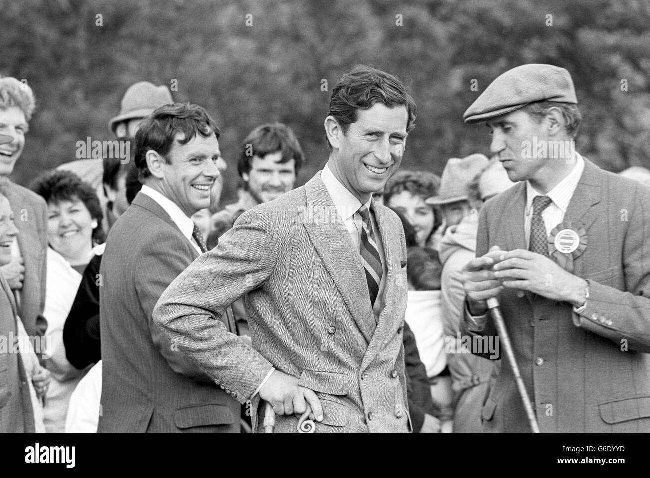 Le Prince Charles discute avec Hugh Van Cutsem, 44 ans, président de la Moorcroft and District Agricultural Society lors de son spectacle annuel à Mossdale, dans le North Yorkshire. Banque D'Images