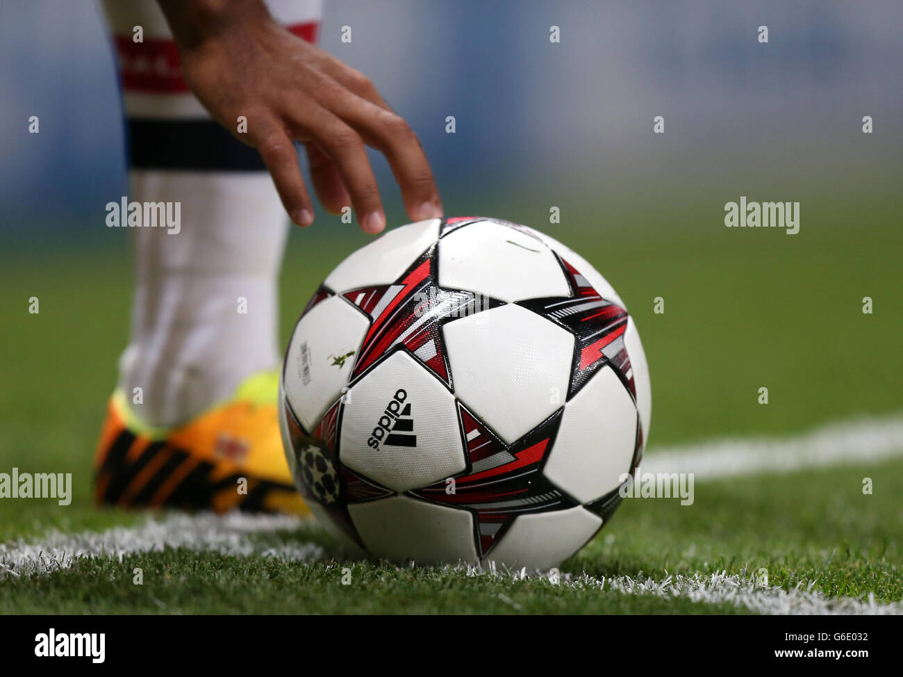 Une vue générale de la finale de la Ligue des champions de l'UEFA adidas 13 boule Capitano Banque D'Images