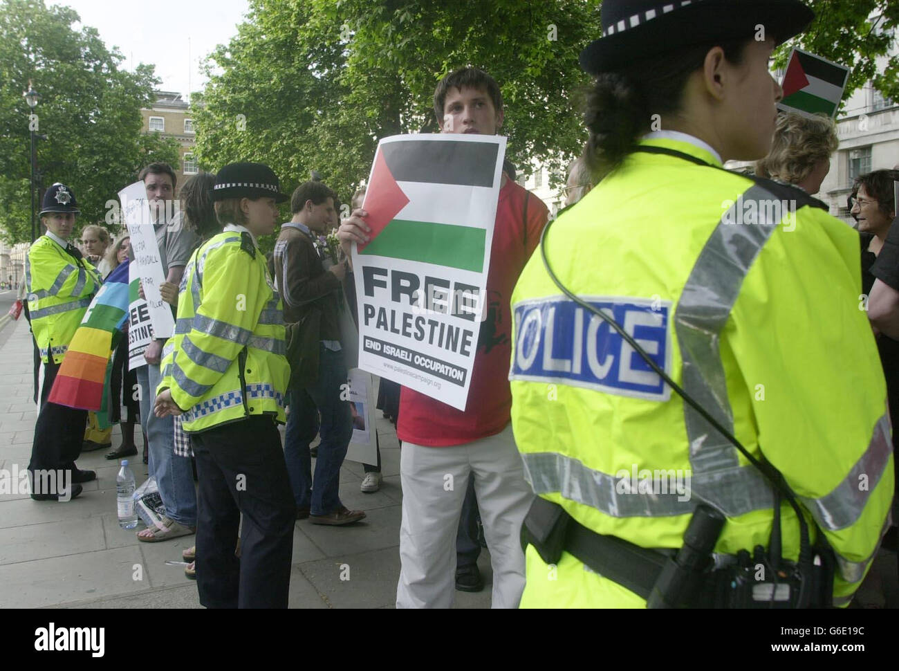 Les manifestants se réunissent pour faire pression pour la création d'un État palestinien dans le cadre de la Journée internationale d'action pour la justice en Palestine, à l'extérieur de Downing Street, à Londres. Environ 120 manifestants ont tenu une veillée pour marquer le 36e anniversaire de l'occupation israélienne de la Palestine. Banque D'Images