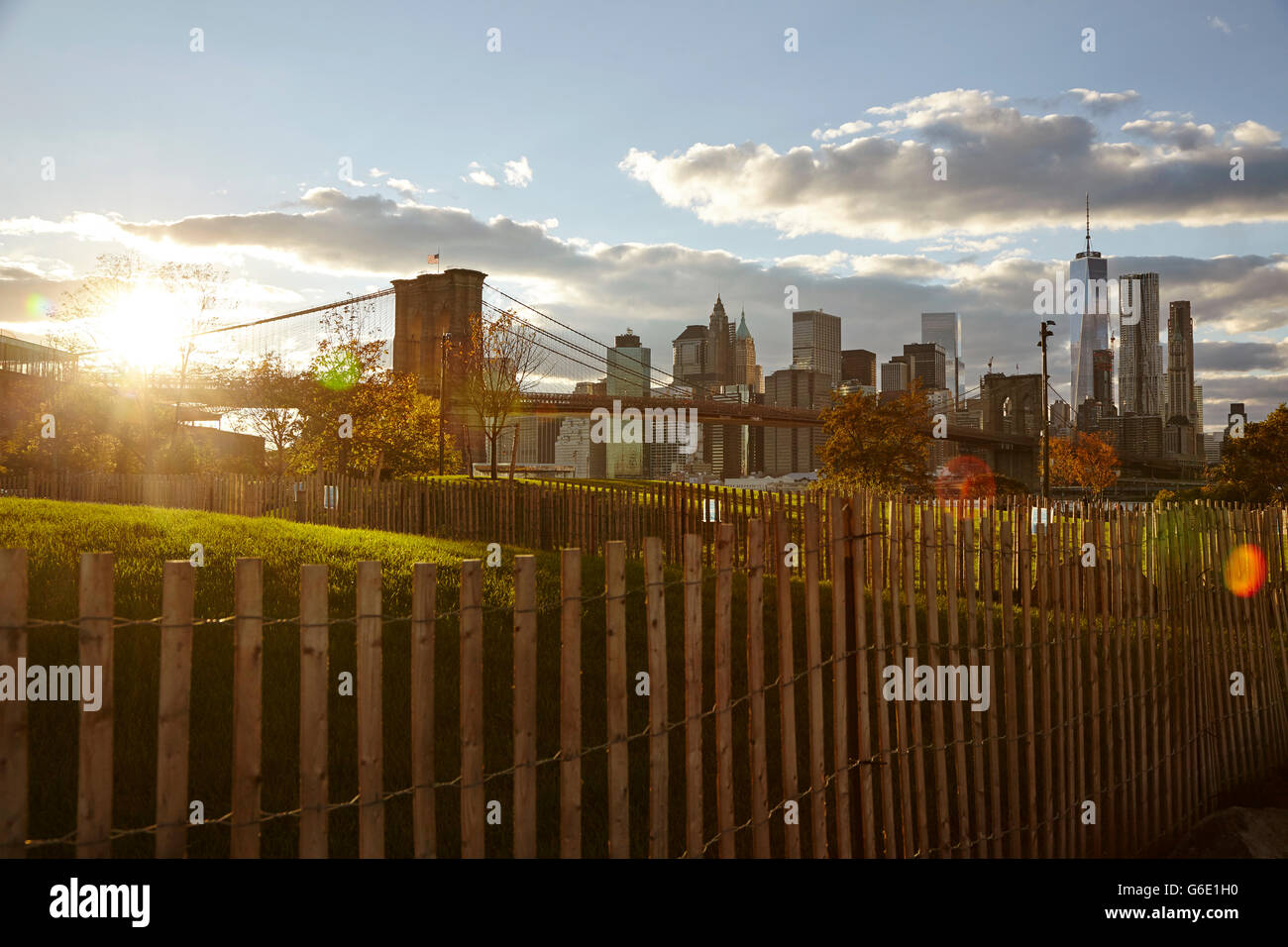 Une vue sur les toits de Manhattan et le pont de Brooklyn Banque D'Images