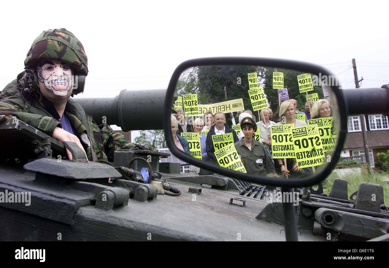 Le manifestant Ed Jones, portant un masque Tony Blair, est assis sur un char à l'extérieur du pub médiéval Three Horseshoes à Mole Hill Green, Essex, près de l'aéroport de Stansted, pour montrer combien de bâtiments historiques seront renversés si l'agrandissement de l'aéroport se poursuit. *...la campagne Stop Stansted expansion, qui étaient symboliquement "soufflant" le pub, disent les trois Horseshoes seront renversés si plans Vas-y. Banque D'Images