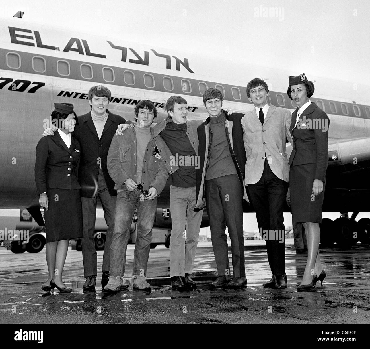 Le groupe animaux pop, avant d'embarquer sur un vol El-Al vers les États-Unis.Avec eux est le nouveau membre du groupe, Dave Roweberry (tout à droite). Banque D'Images
