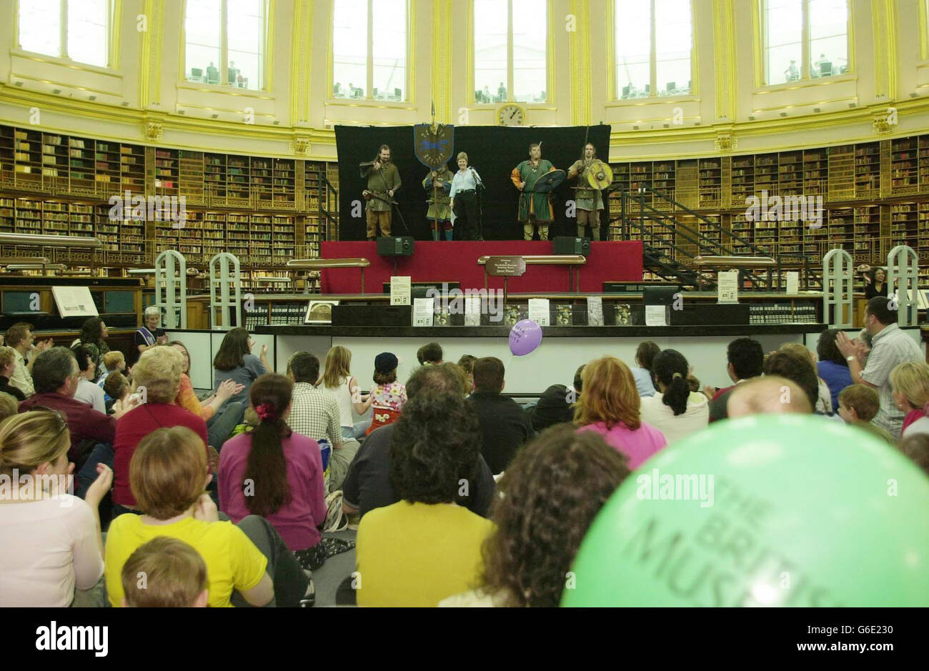 Le comédien et présentateur Sandi Toksvig (scène centrale) se prépare à lire à voix haute un conte Norse dans la salle de lecture du British Museum dans le centre de Londres.* le musée marque son 250e anniversaire, avec une célébration des cultures mondiales par la danse, le récit et la musique.Fondé par une loi du Parlement, le British Museum est le premier musée public national au monde. Banque D'Images