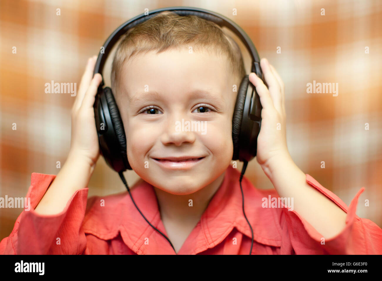 L'enfant écoute de la musique sur le casque Banque D'Images