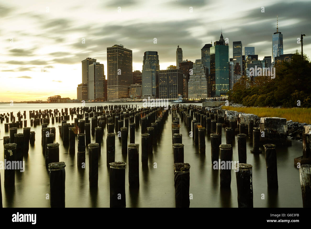 Pont de Brooklyn Park, abandonnés Pier donnant sur New York City Financial District Banque D'Images