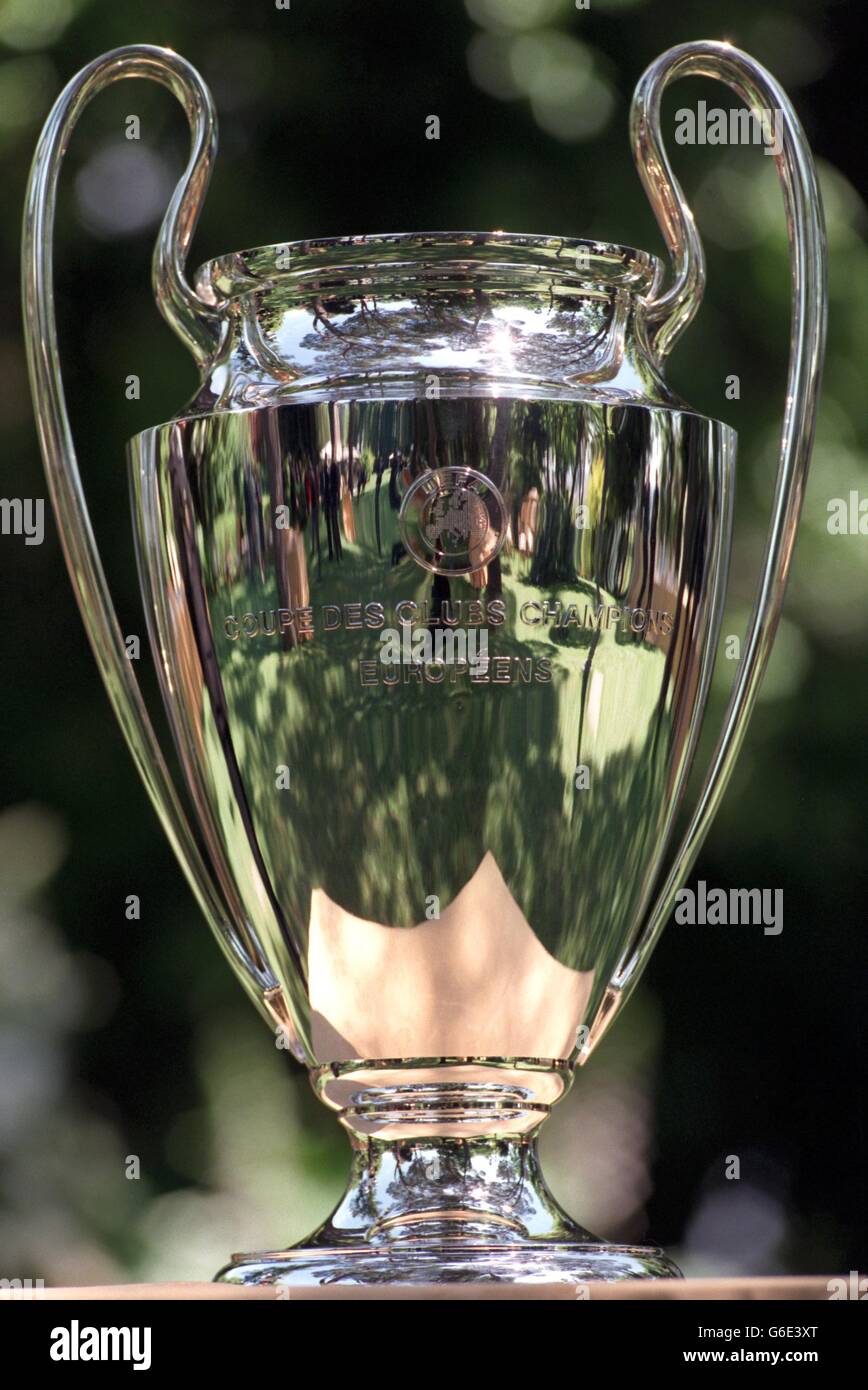 FOOTBALL - finale de la Ligue des champions de l'UEFA - Juventus / Ajax.  Trophée coupe d'Europe Photo Stock - Alamy