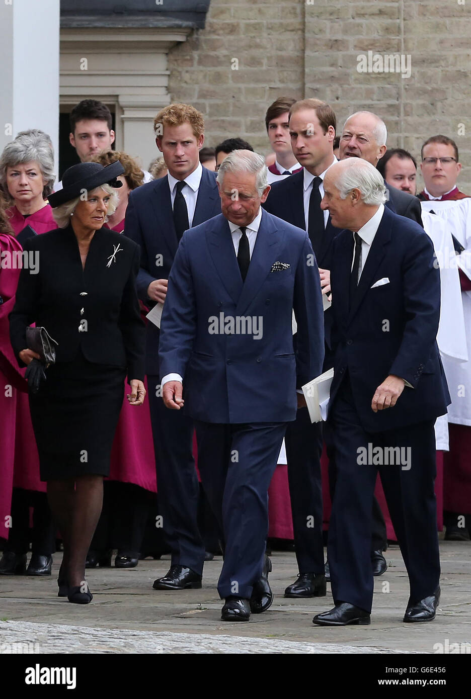 Le prince de Galles accompagné de la duchesse de Cornouailles, le duc de Cambridge et le prince Harry arrivent à la cathédrale Saint Mary et Sainte Helen à Brentwood, Essex, pour les funérailles de Hugh van Cutsem. Banque D'Images