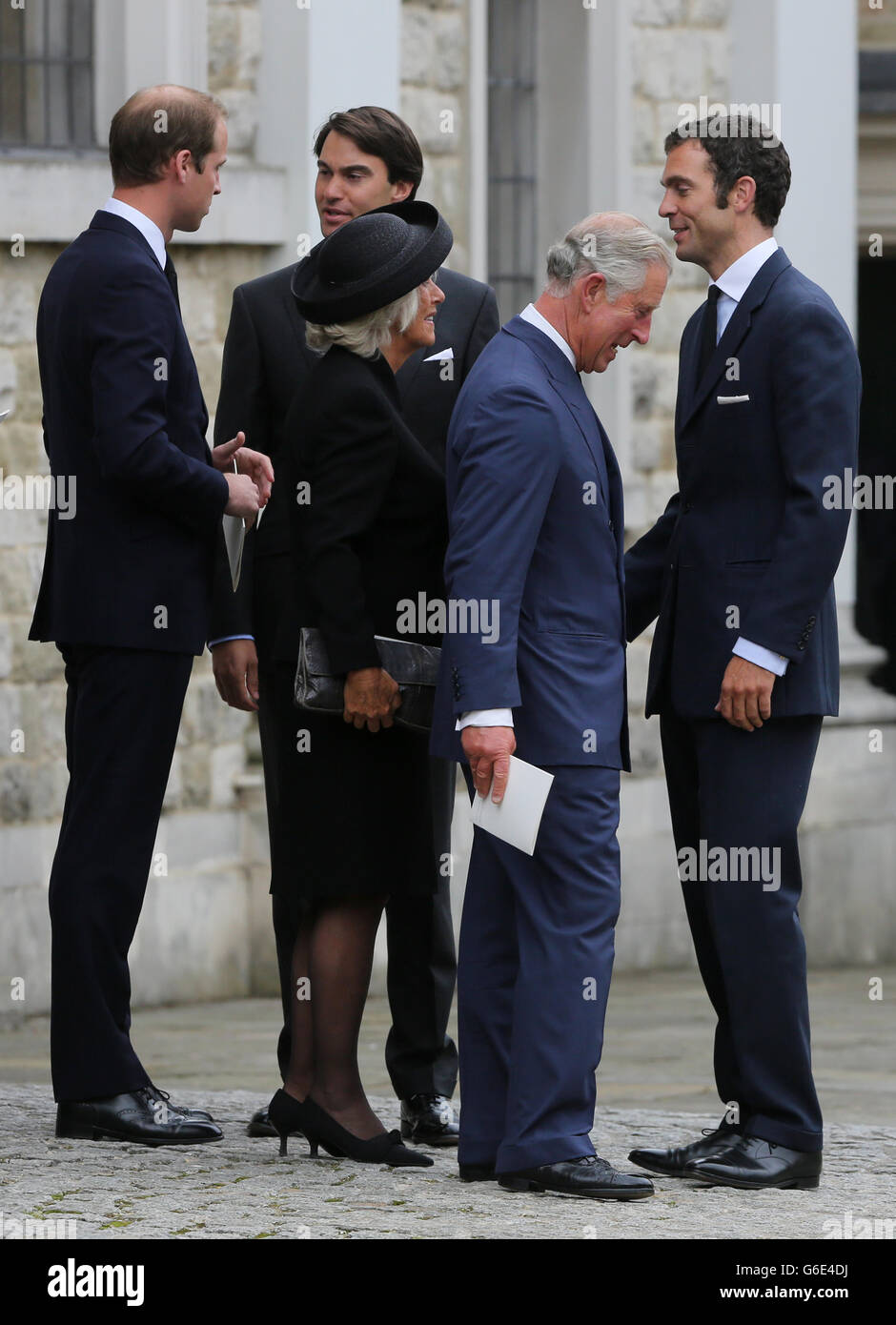 Le prince de Galles, accompagné de la duchesse de Cornwall et du duc de Cambridge, salue Hugh van Cutsem (à droite) avec son frère William (au milieu) après les funérailles de leur père Hugh van Cutsem à la cathédrale Saint Mary et Sainte Helen de Brentwood, Essex. Banque D'Images