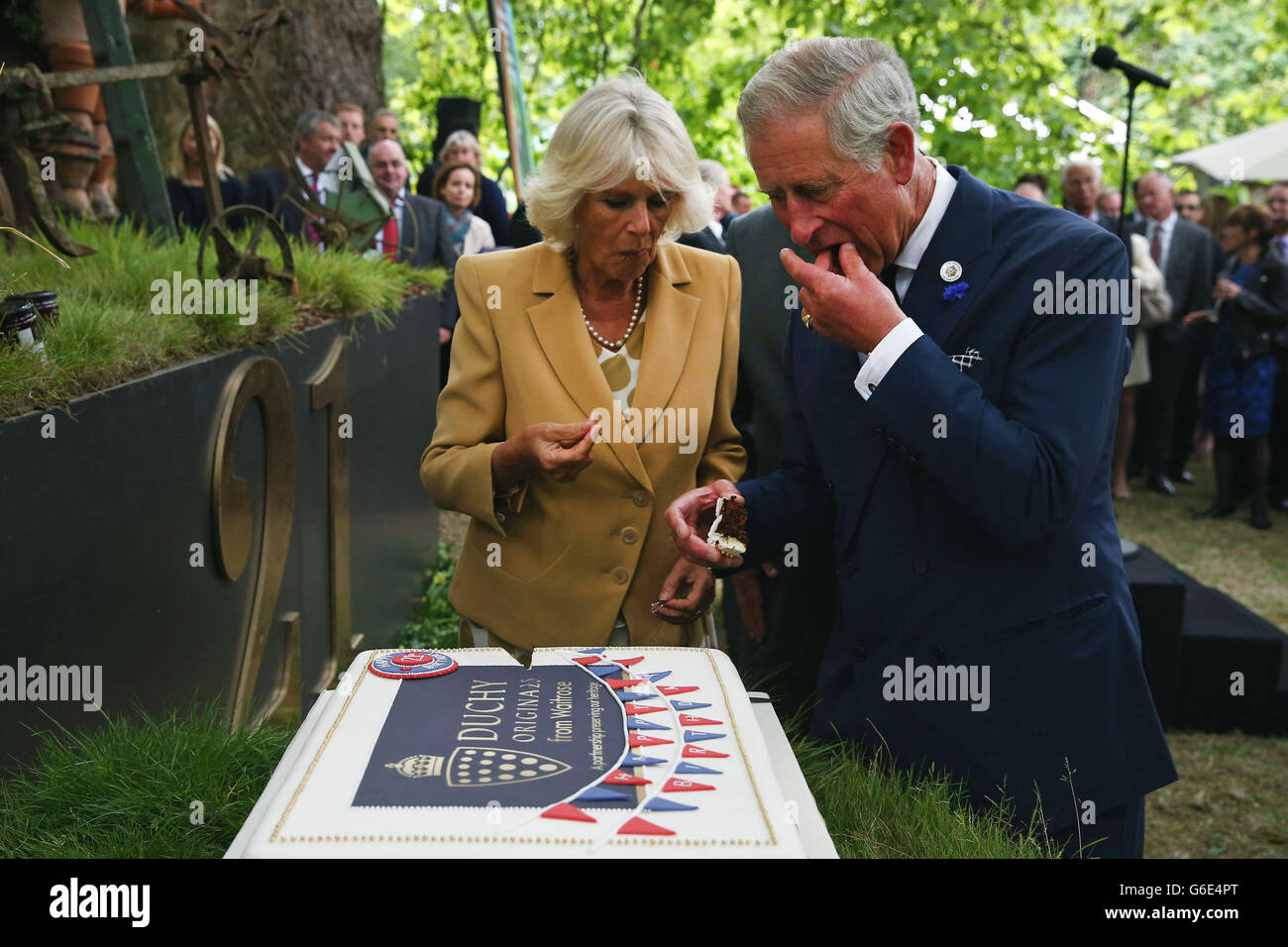 Le Prince De Galles Et La Duchesse De Cornwall Ont Coupe Un Gateau Lors D Une Reception Pour Celebrer Le 21e Anniversaire Des Produits Duche Originaux A Clarence House Londres Photo Stock
