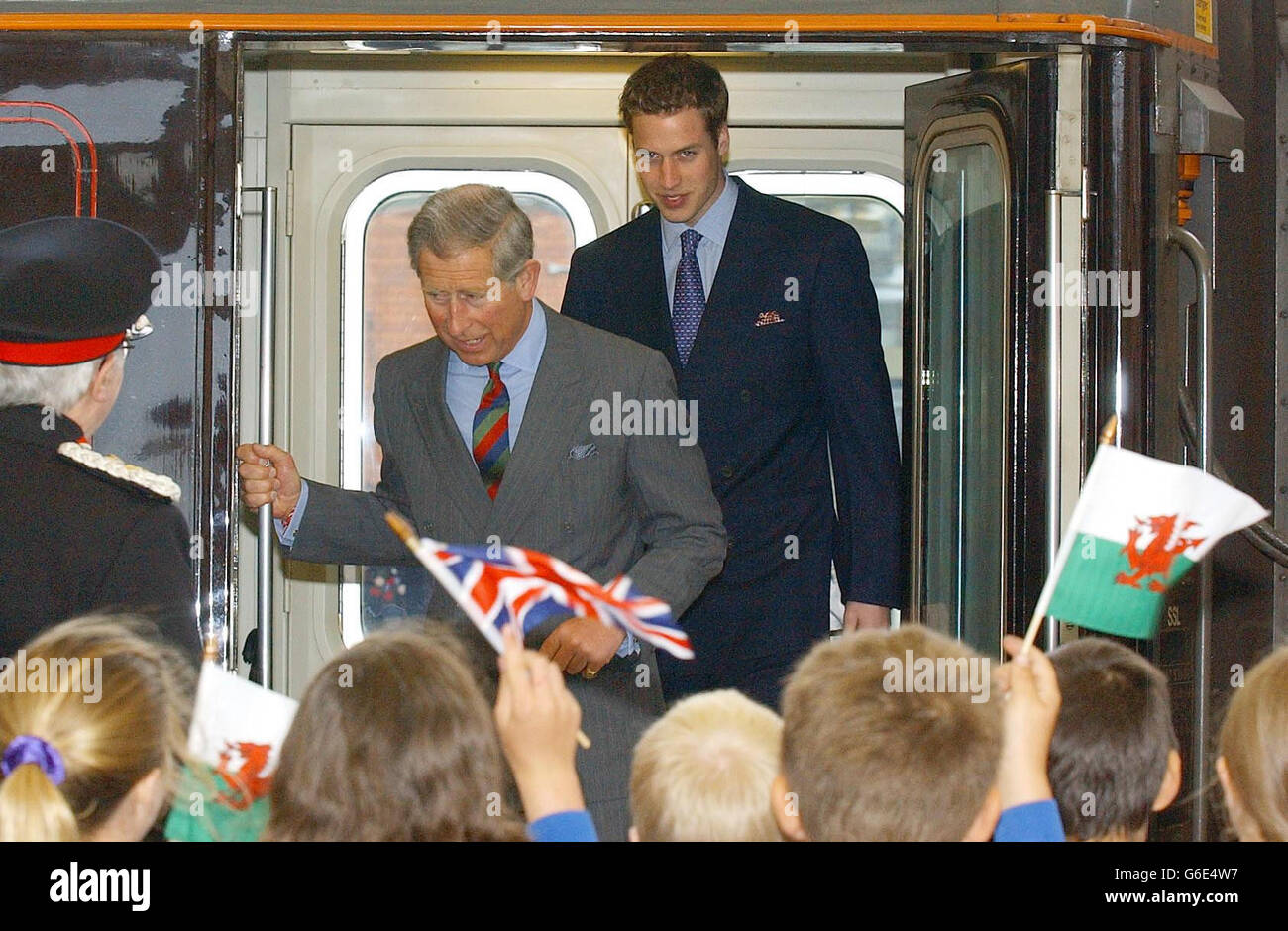 Le prince William et son père, le prince Charles, arrivent à la gare de Bangor pour une visite au pays de Galles à l'approche de son 21e anniversaire.* deux jours avant l'âge, William et son père visitaient la foire alimentaire d'Anglesey dans le nord du pays de Galles et Newport action for Single Homeless dans le sud du pays de Galles. Banque D'Images