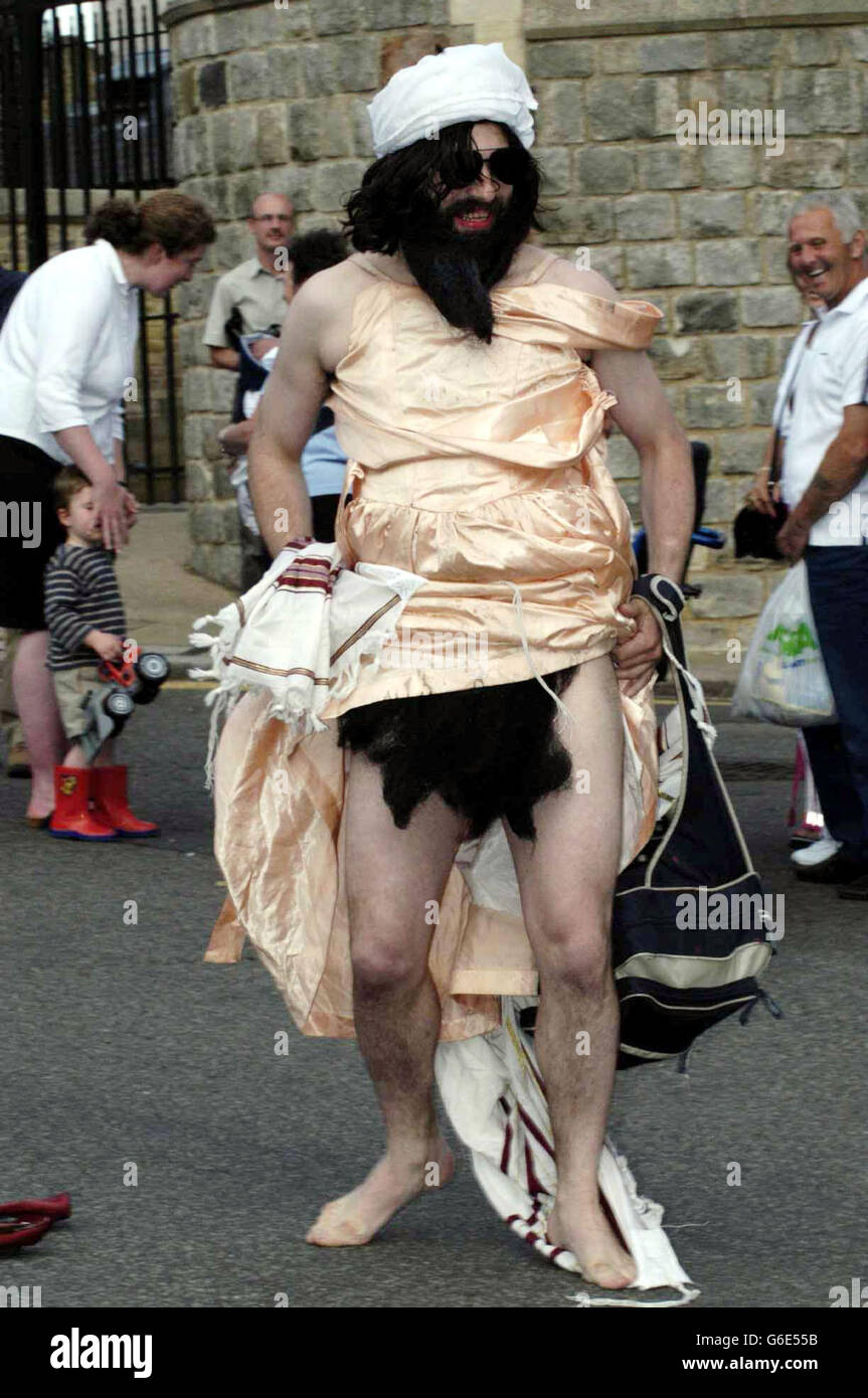 Aaron Barschak, 36 ans, en face du château de Windsor. Barschak est considéré comme l'homme qui s'est brisé dans le château de Windsor et qui a fêté la fête du 21e anniversaire du prince William. 14/07/03 : Aaron Barschak qui a violé la sécurité de la fête du 21e anniversaire du prince William au château de Windsor ne sera pas confronté à d'autres mesures. Scotland Yard a déclaré que l'homme de 36 ans, qui avait été sous caution, ne serait pas accusé d'infraction. Banque D'Images