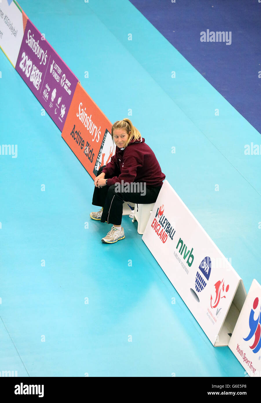 Un volontaire sur le banc de touche au terrain de volley-ball pendant la deuxième journée des Jeux scolaires de Sainsbury en 2013 à l'Institut anglais du sport de Sheffield. APPUYEZ SUR ASSOCIATION photo. Date de la photo : vendredi 13 septembre 2013. Le crédit photo devrait se lire: Chris Radburn/PA Wire Banque D'Images