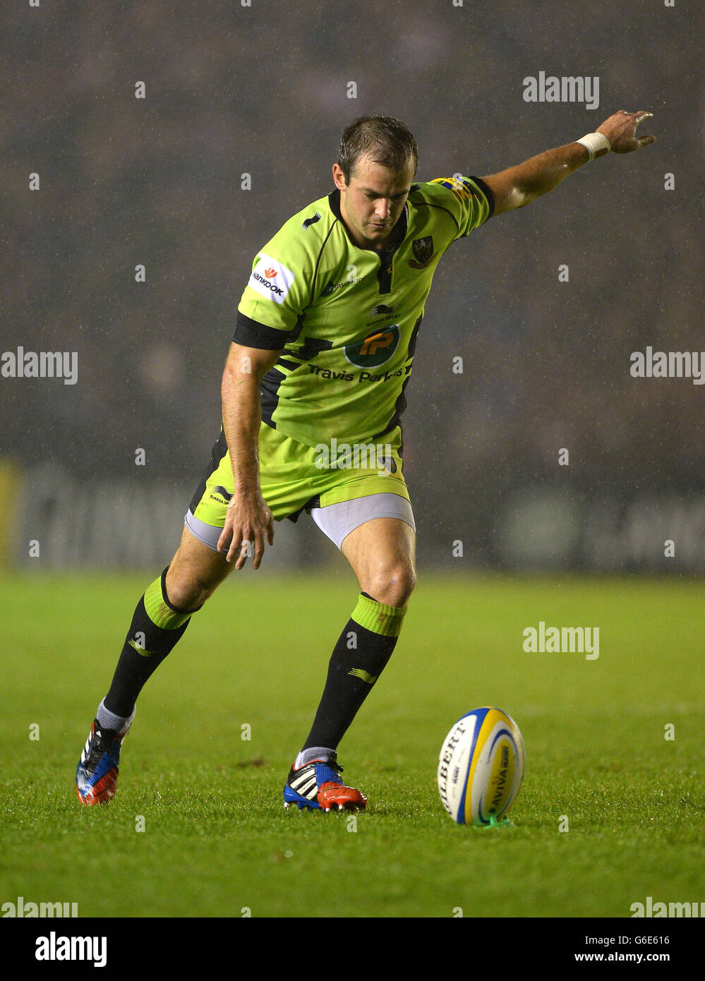 Northampton Saints' Stephen Myler un coup de mort au cours de l'Aviva Premiership match à Twickenham Stoop, Londres. Banque D'Images