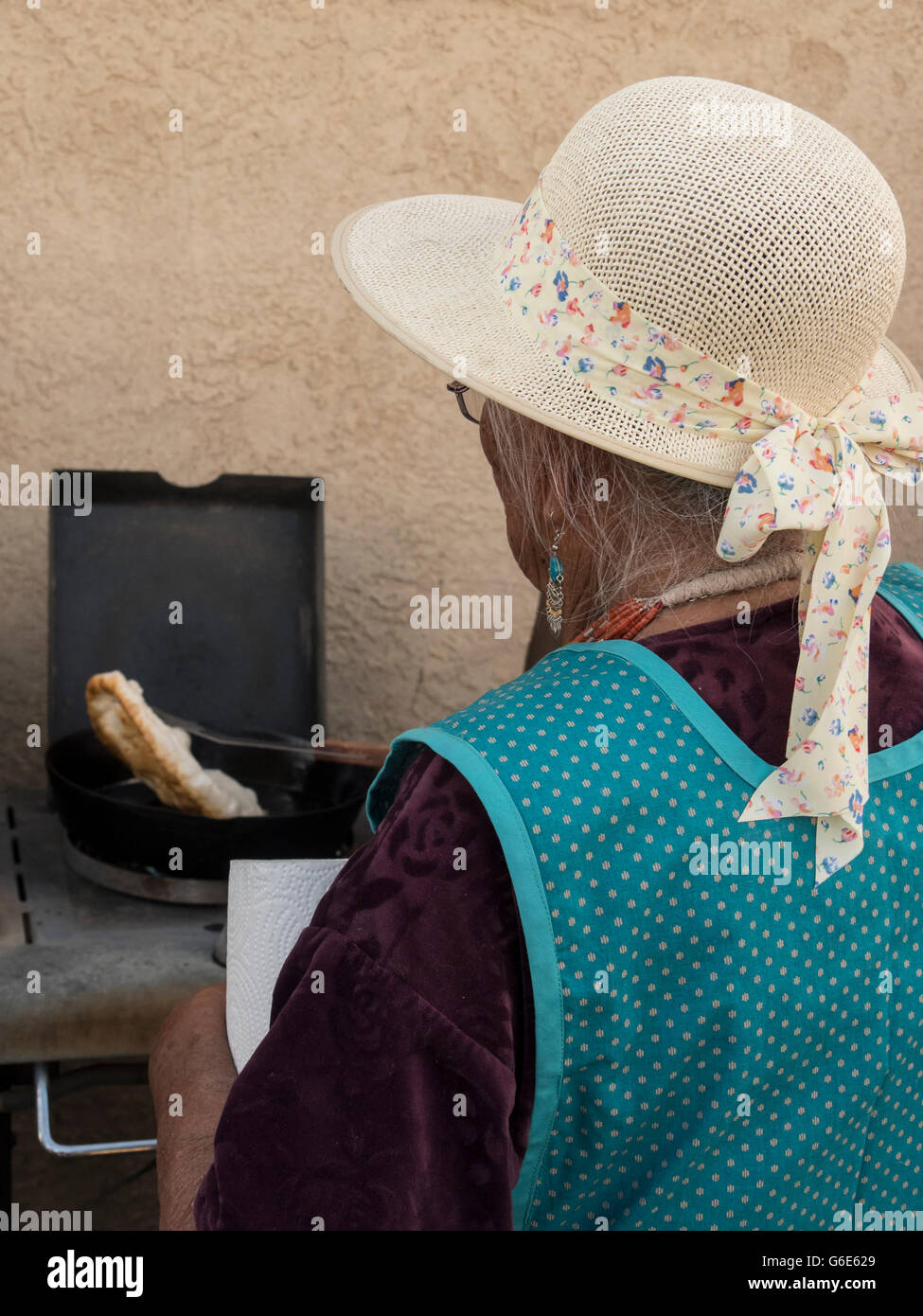 Femme Navajo fry prépare le pain, Chicago, Illinois. Banque D'Images