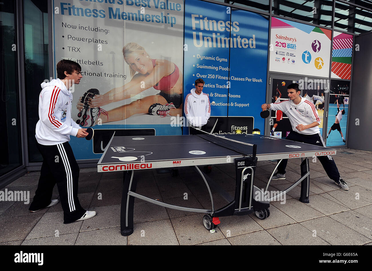 Les athlètes participent à une partie de tennis de table lors du troisième jour des Jeux scolaires de Sainsbury en 2013 à l'Institut anglais du sport de Sheffield. APPUYEZ SUR ASSOCIATION photo. Date de la photo: Samedi 14 septembre 2013. Le crédit photo devrait être le suivant : Nigel French/PA Wire Banque D'Images